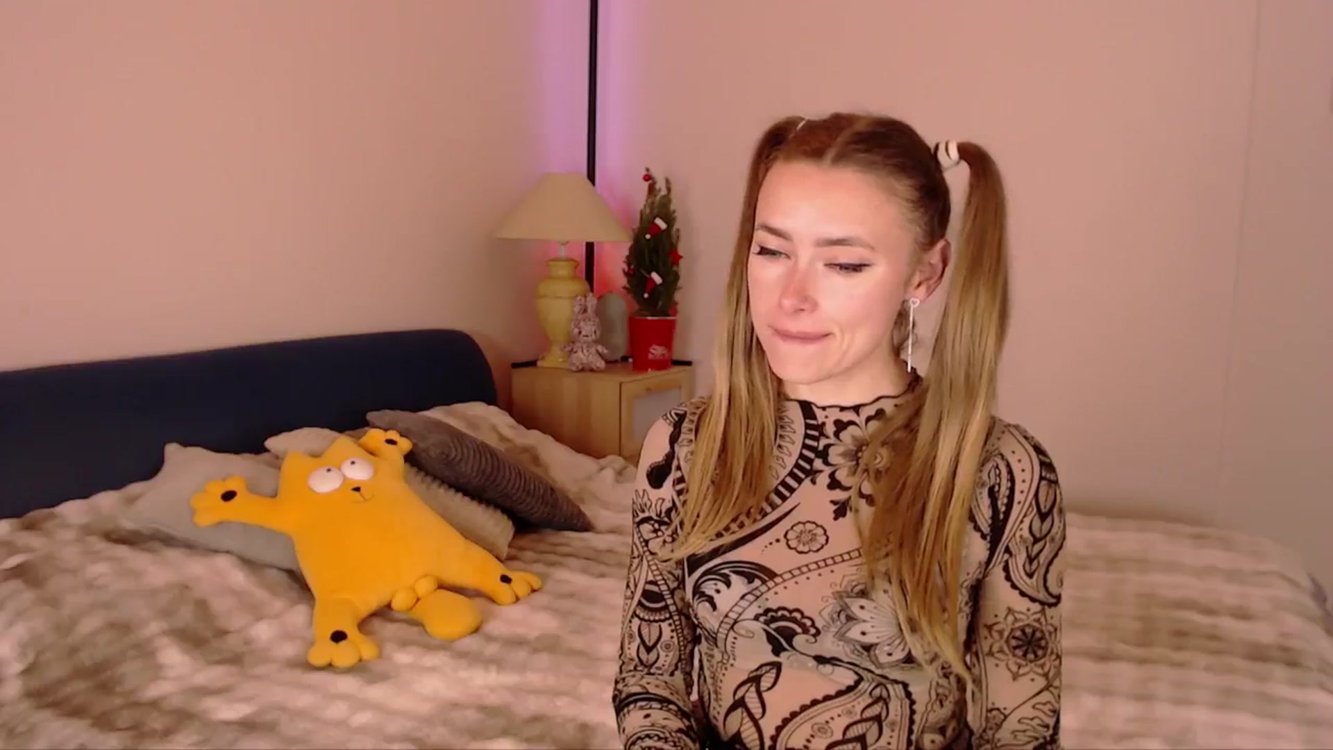 Gallery image thumbnail from SimonsWife's myfreecams stream on, 12/08/2025, 16:52 image 4 of 20