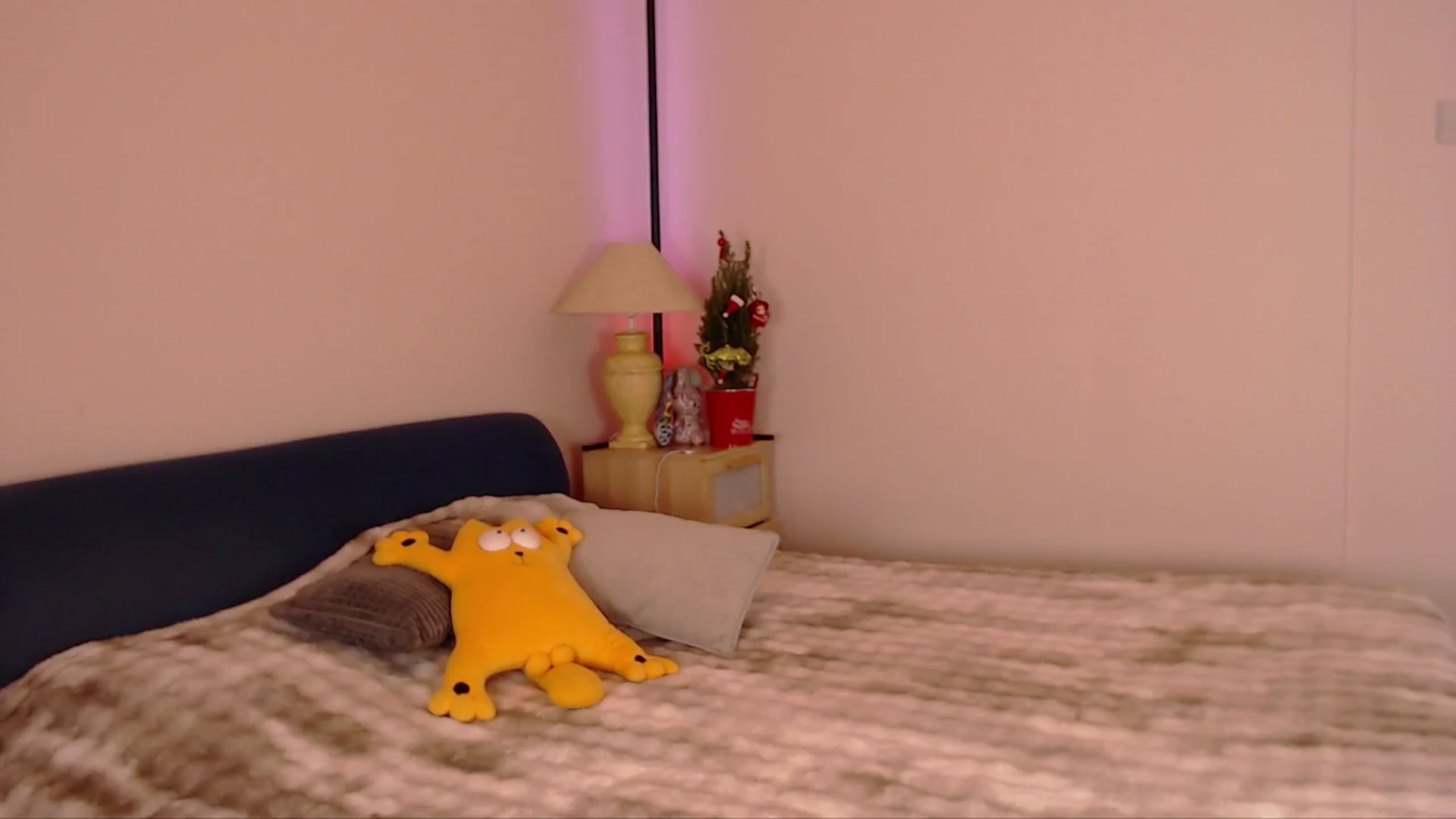 Gallery image thumbnail from SimonsWife's myfreecams stream on, 12/15/2025, 15:17 image 9 of 20