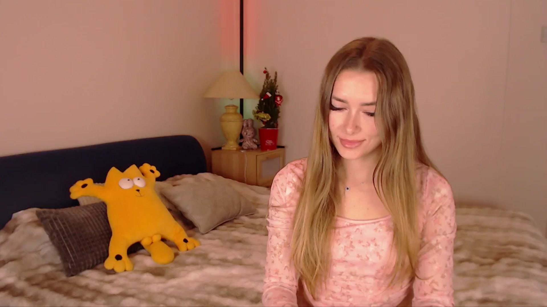 Gallery image thumbnail from SimonsWife's myfreecams stream on, 12/17/2025, 14:58 image 14 of 20