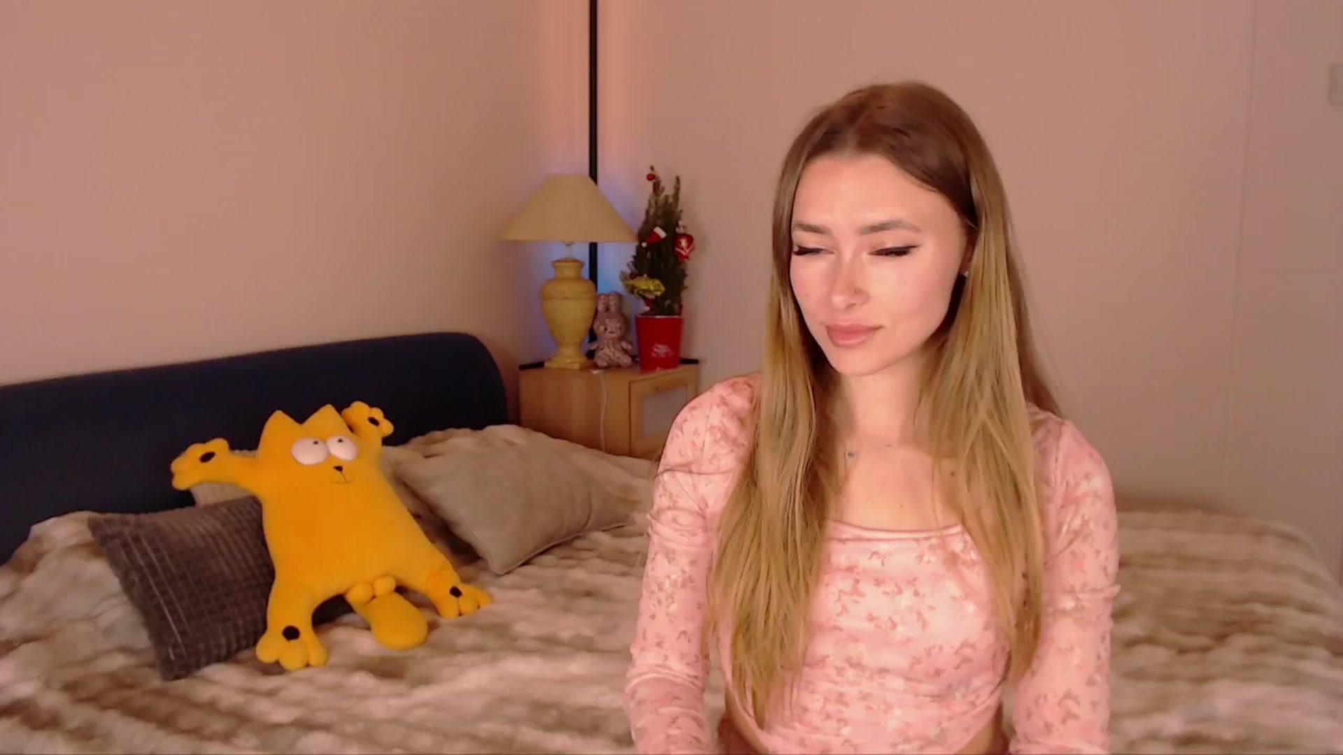 Gallery image thumbnail from SimonsWife's myfreecams stream on, 12/17/2025, 14:58 image 10 of 20