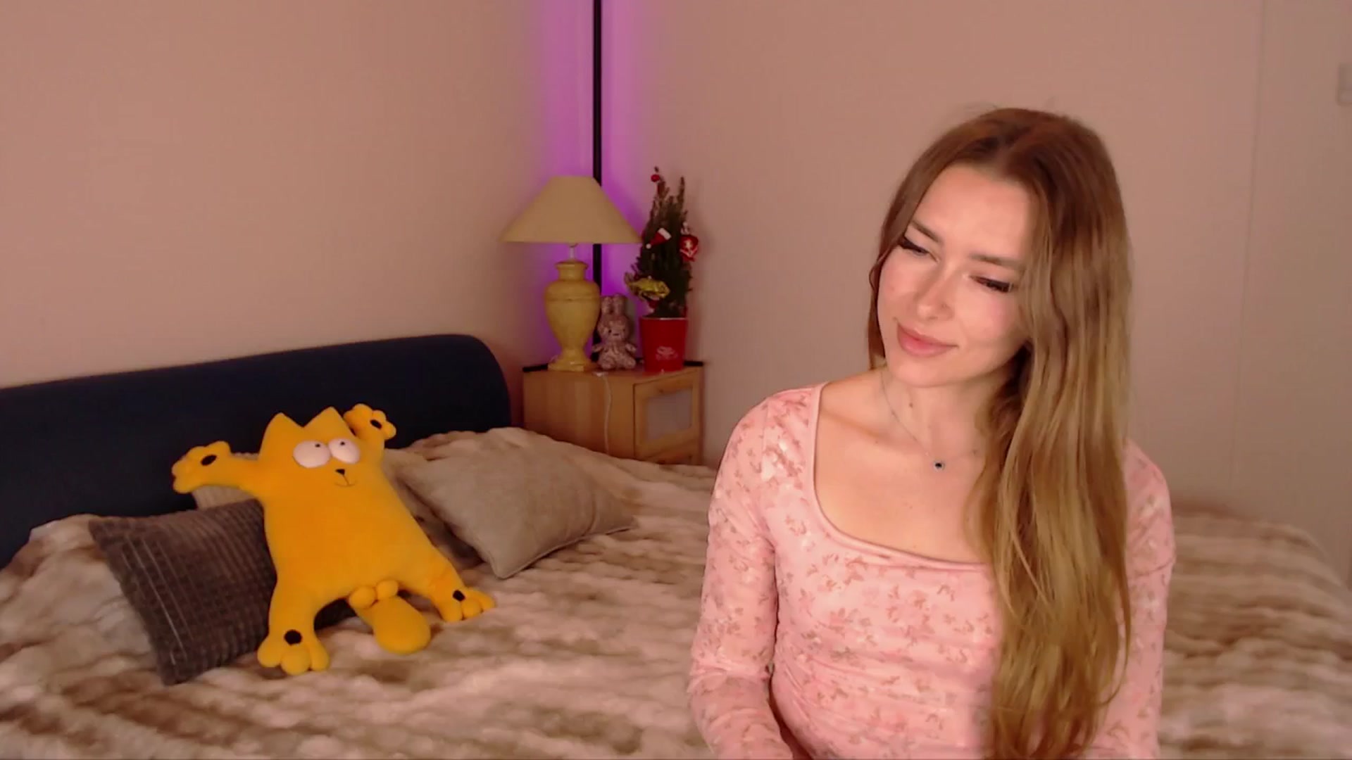 Gallery image thumbnail from SimonsWife's myfreecams stream on, 12/17/2025, 16:15 image 14 of 20