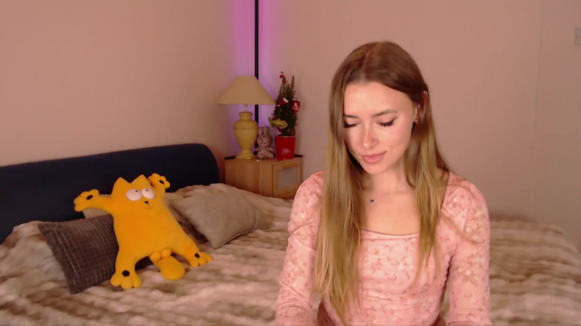 Gallery image thumbnail from SimonsWife's myfreecams stream on, 12/17/2025, 16:15 image 5 of 20