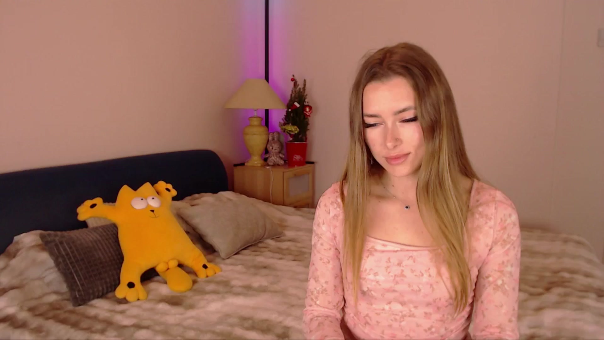 Gallery image thumbnail from SimonsWife's myfreecams stream on, 12/17/2025, 16:15 image 17 of 20