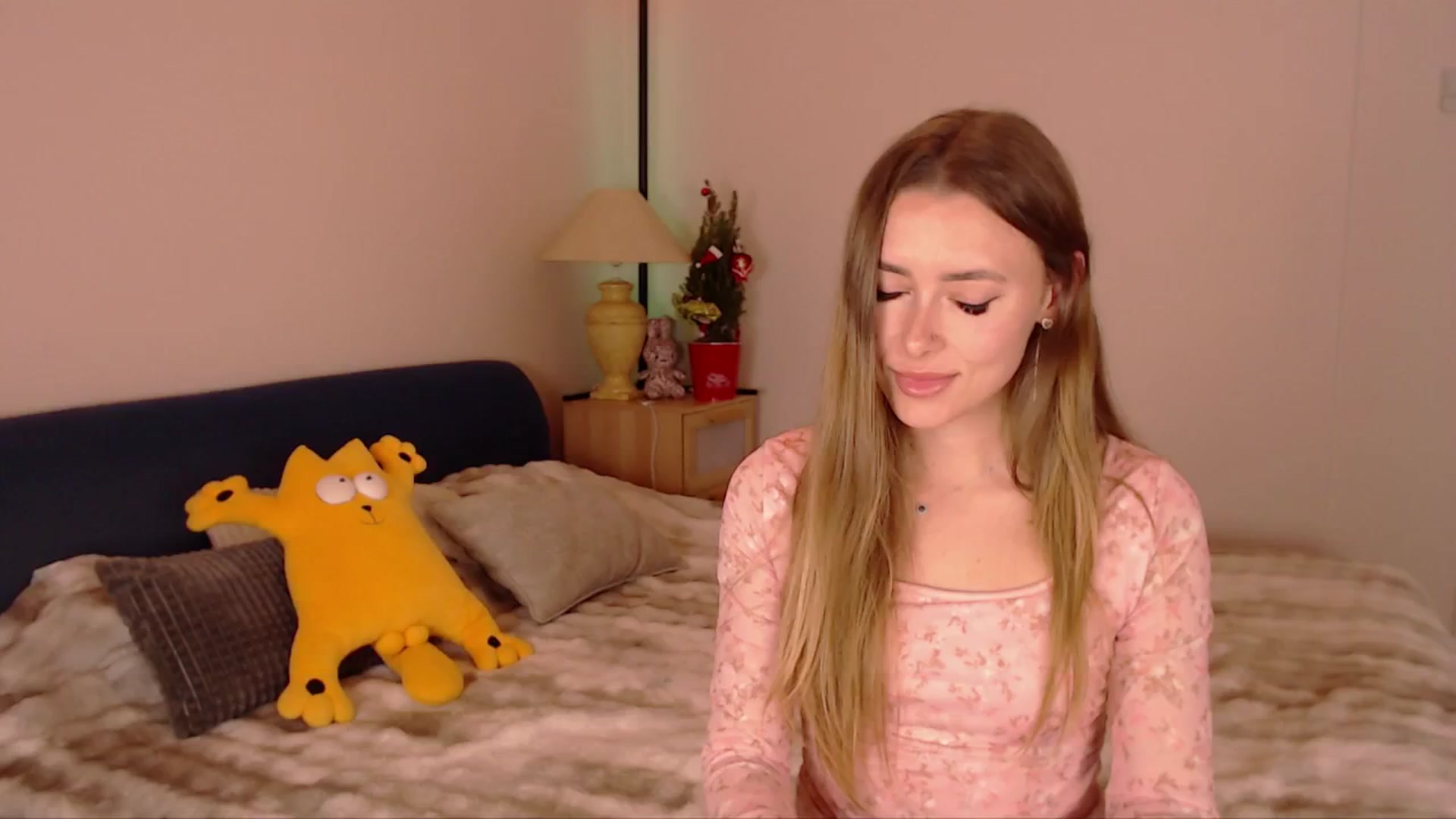 Gallery image thumbnail from SimonsWife's myfreecams stream on, 12/17/2025, 16:15 image 6 of 20