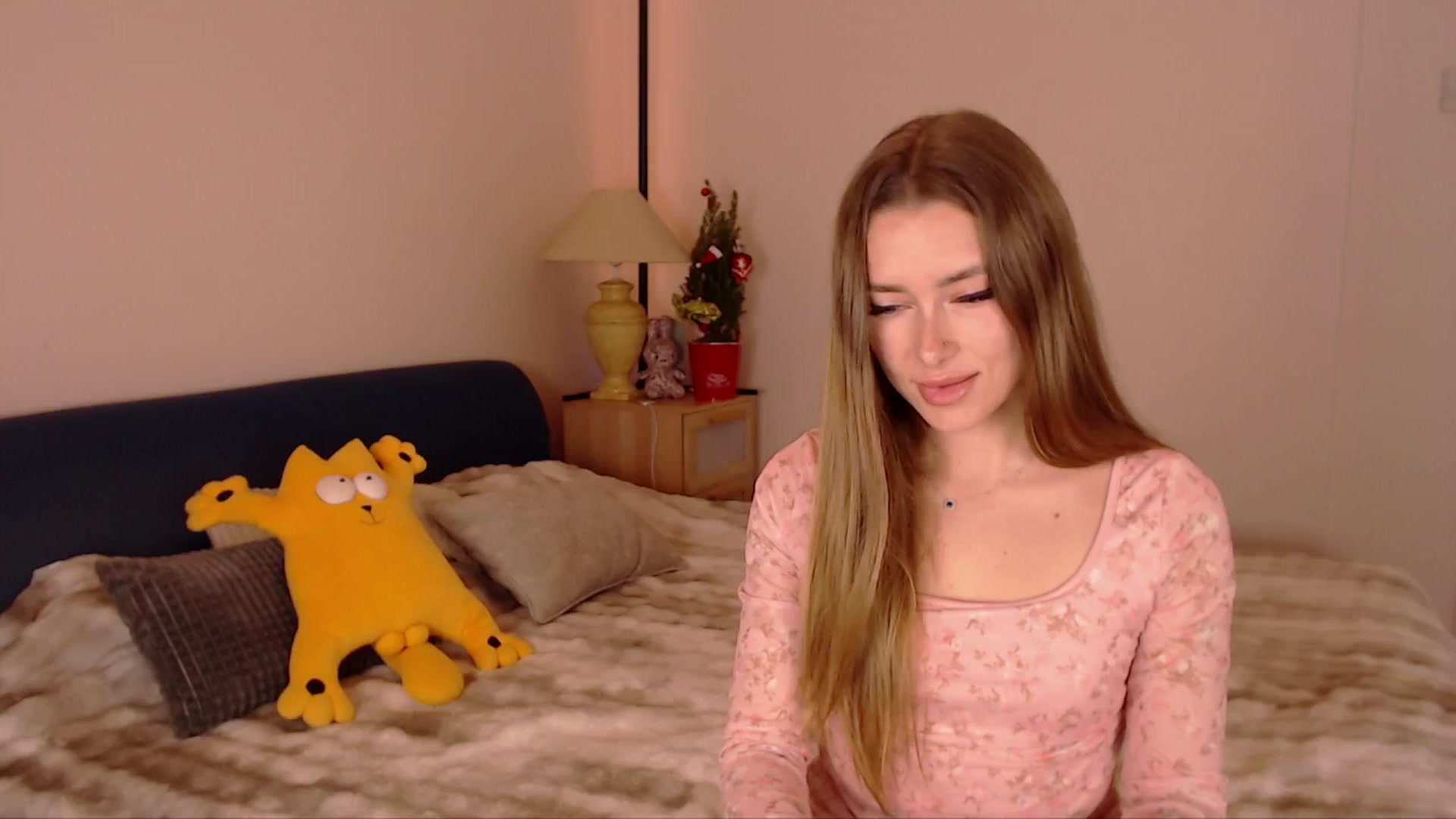 Gallery image thumbnail from SimonsWife's myfreecams stream on, 12/17/2025, 16:15 image 7 of 20