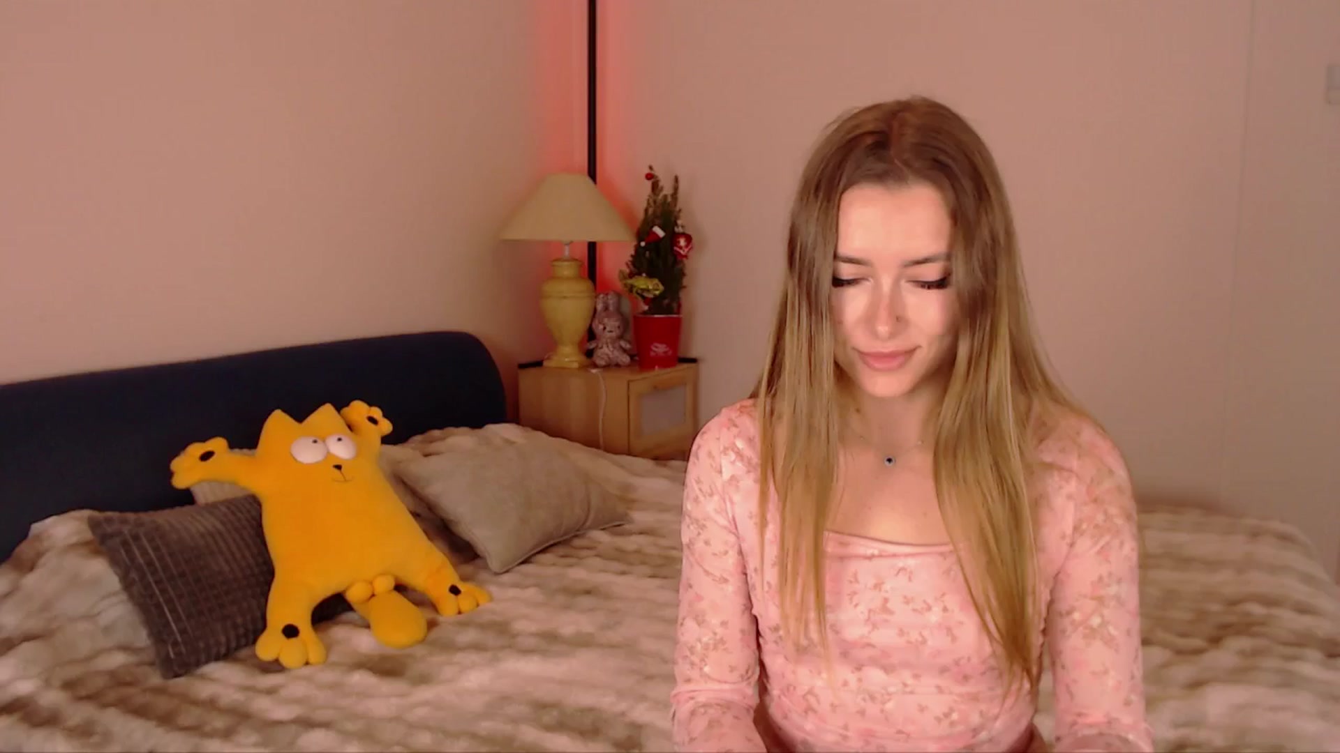 Gallery image thumbnail from SimonsWife's myfreecams stream on, 12/17/2025, 16:15 image 18 of 20