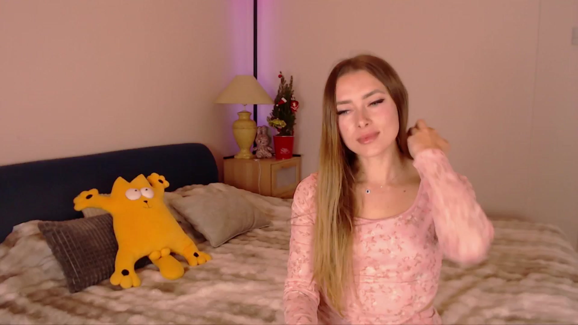 Gallery image thumbnail from SimonsWife's myfreecams stream on, 12/17/2025, 16:15 image 2 of 20