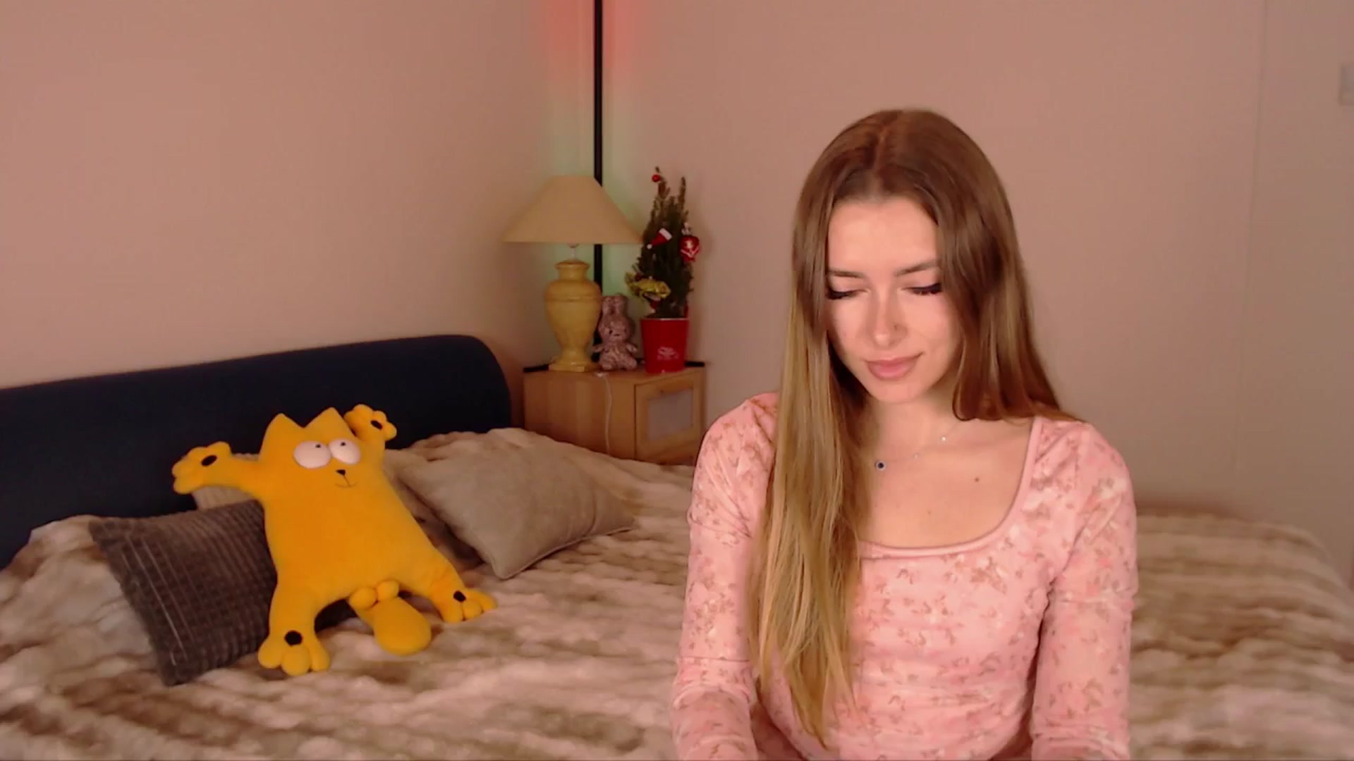 Gallery image thumbnail from SimonsWife's myfreecams stream on, 12/17/2025, 16:15 image 9 of 20