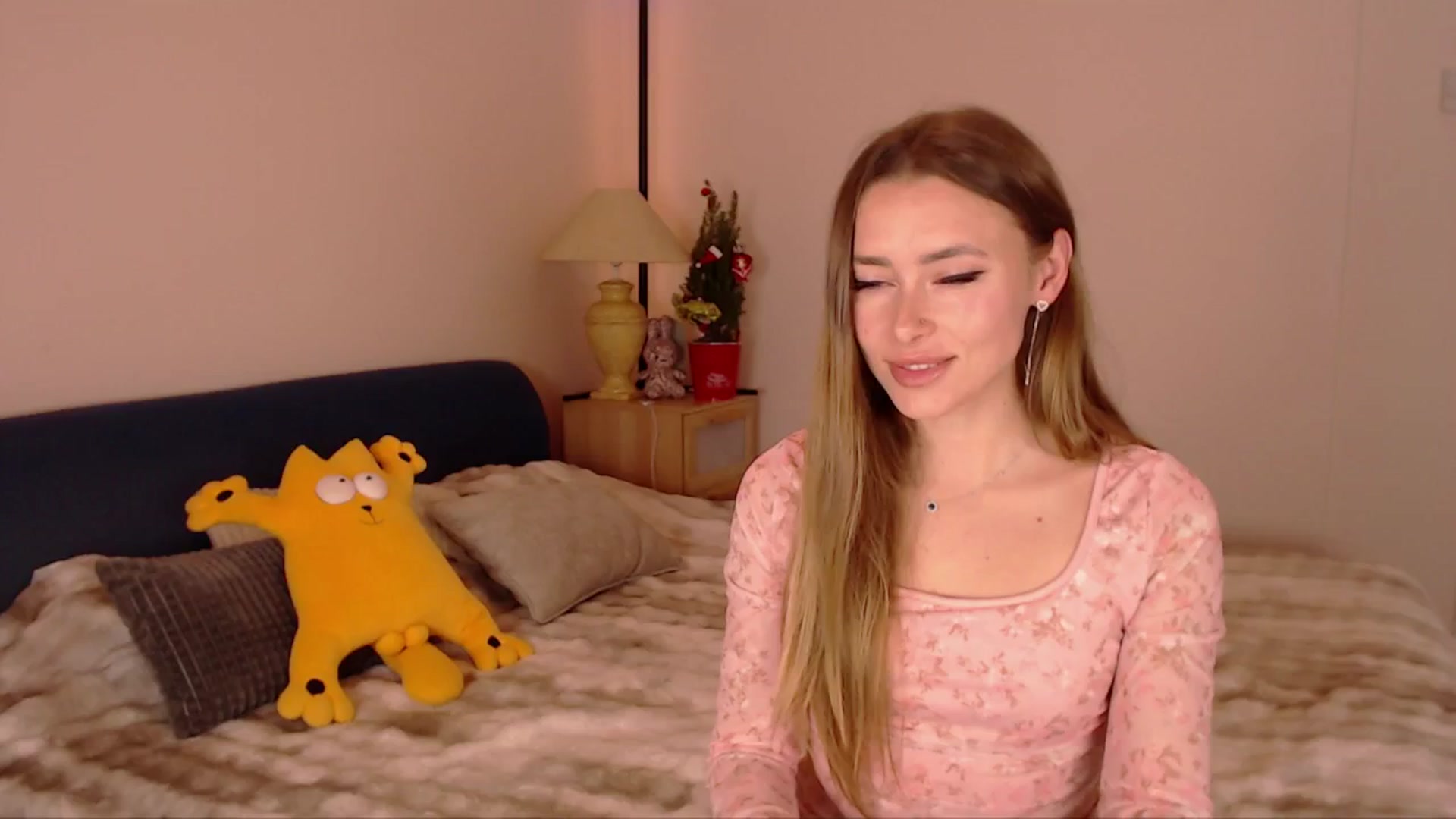 Gallery image thumbnail from SimonsWife's myfreecams stream on, 12/17/2025, 16:15 image 10 of 20