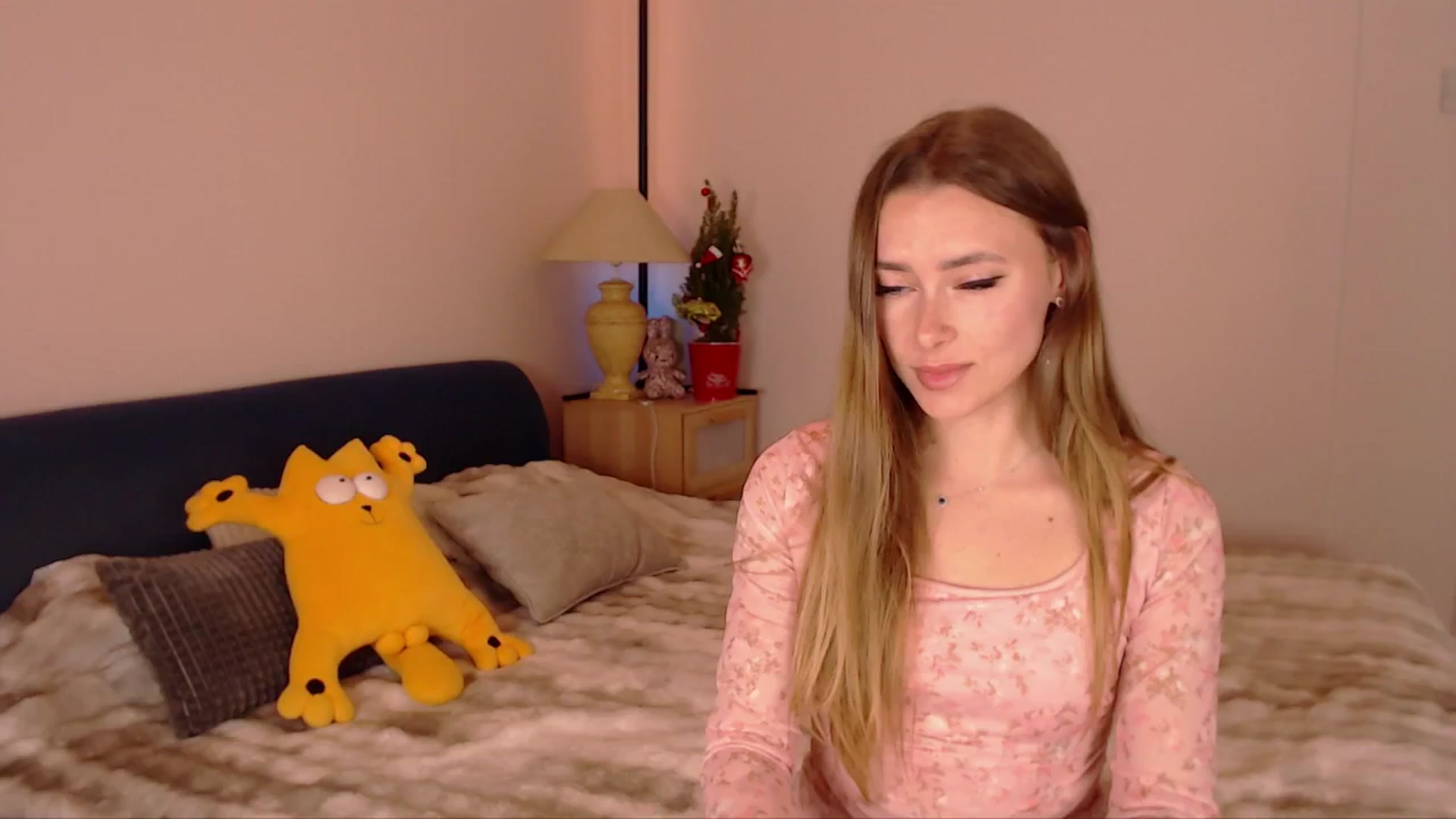 Gallery image thumbnail from SimonsWife's myfreecams stream on, 12/17/2025, 16:15 image 4 of 20