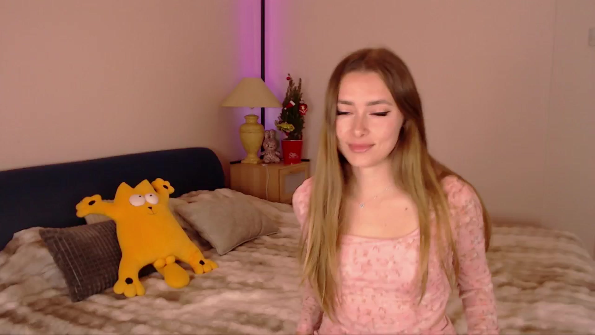 Gallery image thumbnail from SimonsWife's myfreecams stream on, 12/17/2025, 16:15 image 8 of 20