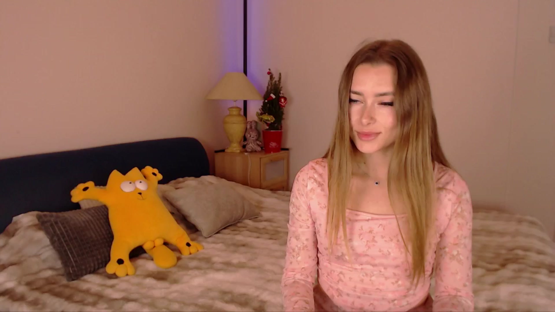 Gallery image thumbnail from SimonsWife's myfreecams stream on, 12/17/2025, 16:15 image 19 of 20