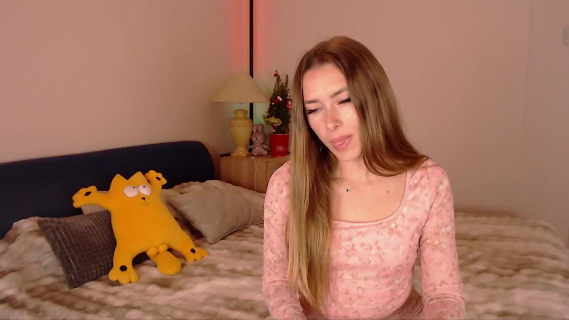 Gallery image thumbnail from SimonsWife's myfreecams stream on, 12/17/2025, 16:15 image 12 of 20