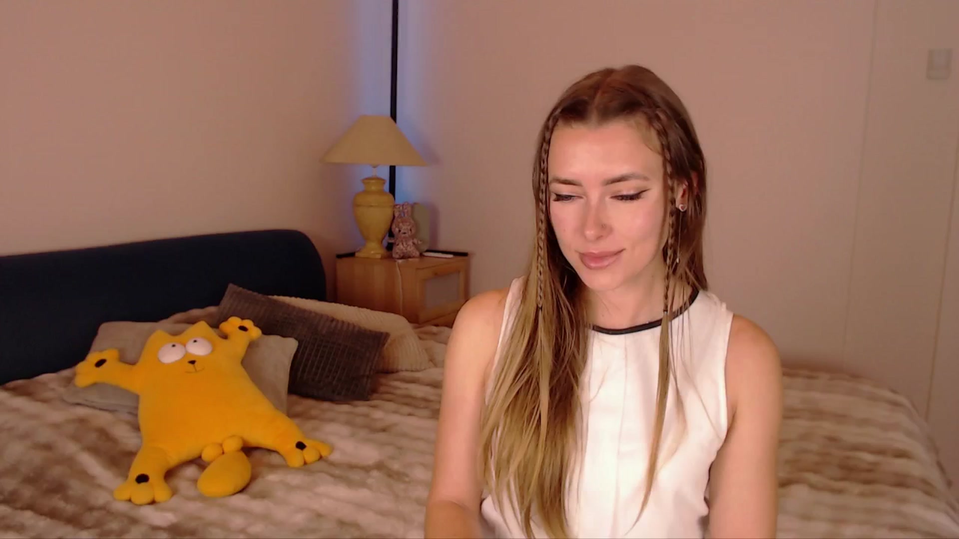Gallery image thumbnail from SimonsWife's myfreecams stream on, 01/04/2026, 16:09 image 10 of 20