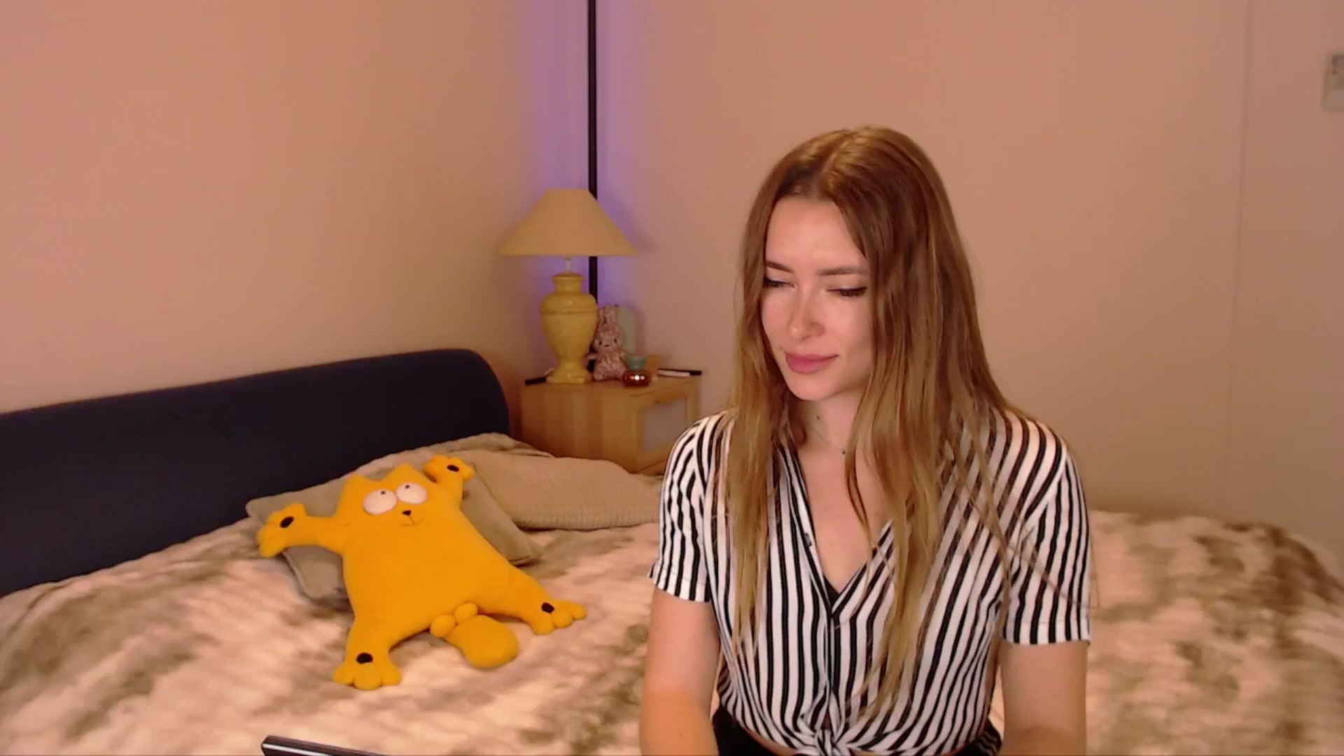 Gallery image thumbnail from SimonsWife's myfreecams stream on, 02/18/2026, 15:00 image 5 of 20