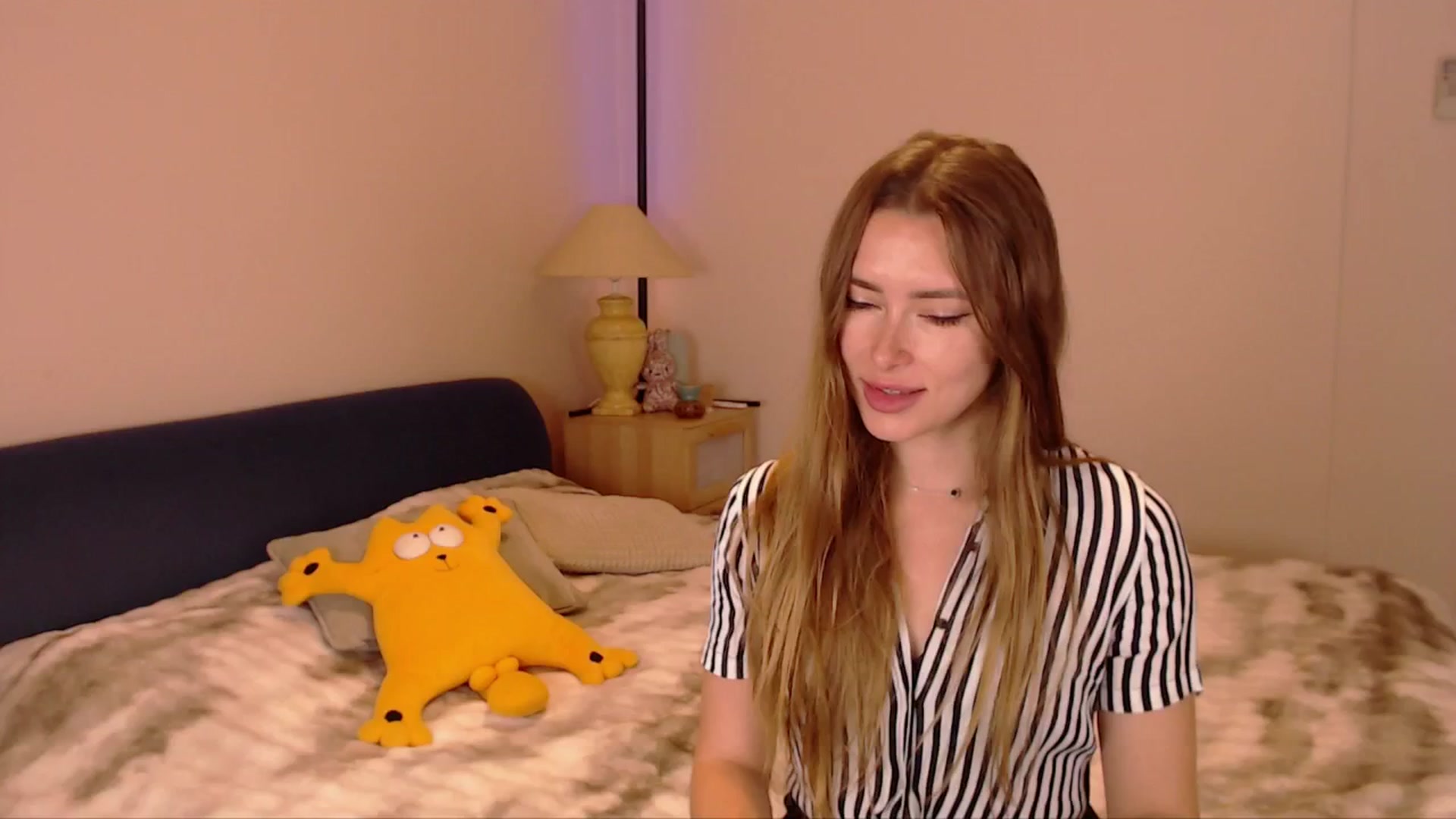 Gallery image thumbnail from SimonsWife's myfreecams stream on, 02/18/2026, 15:00 image 16 of 20