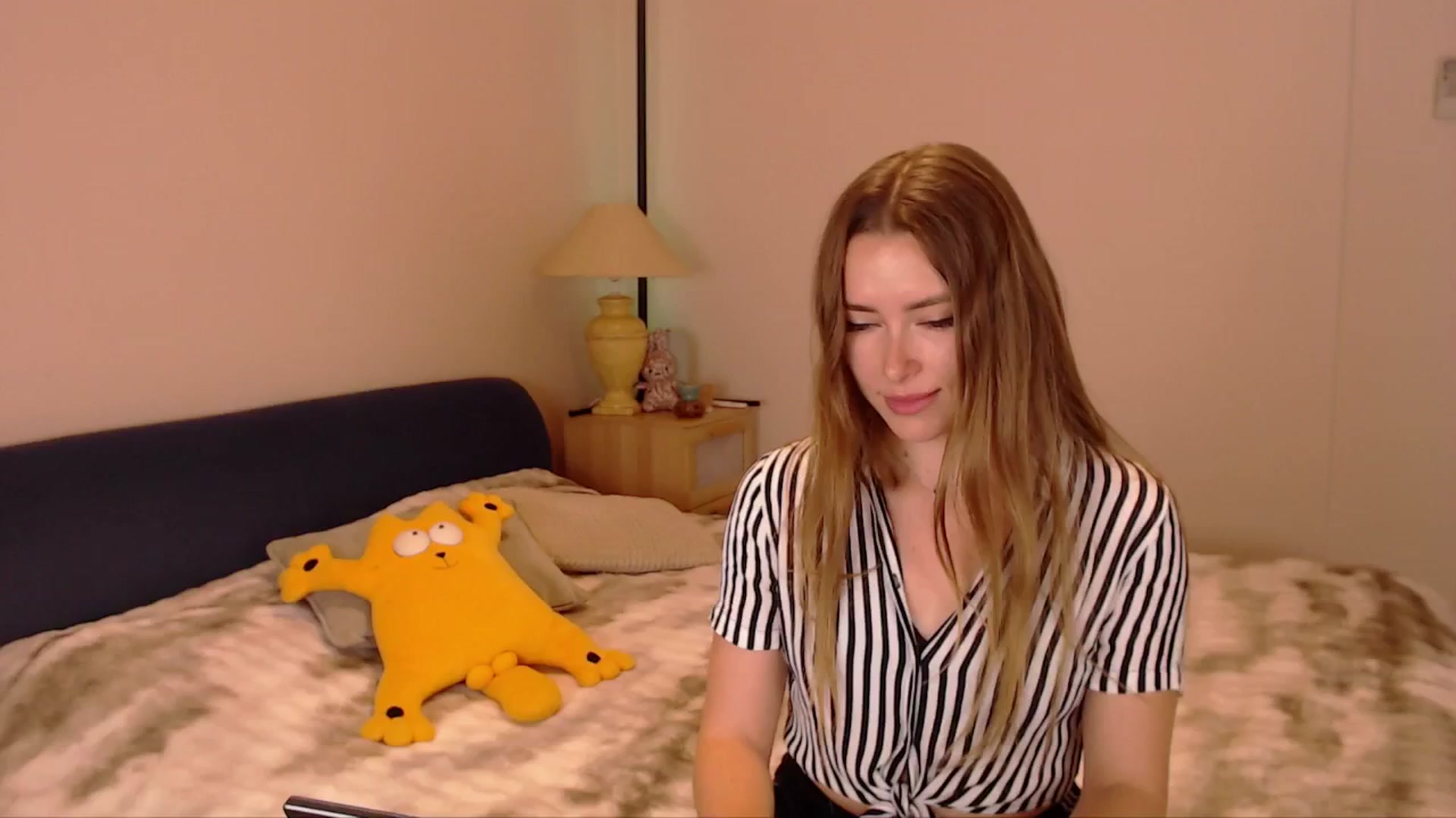 Gallery image thumbnail from SimonsWife's myfreecams stream on, 02/18/2026, 15:00 image 6 of 20