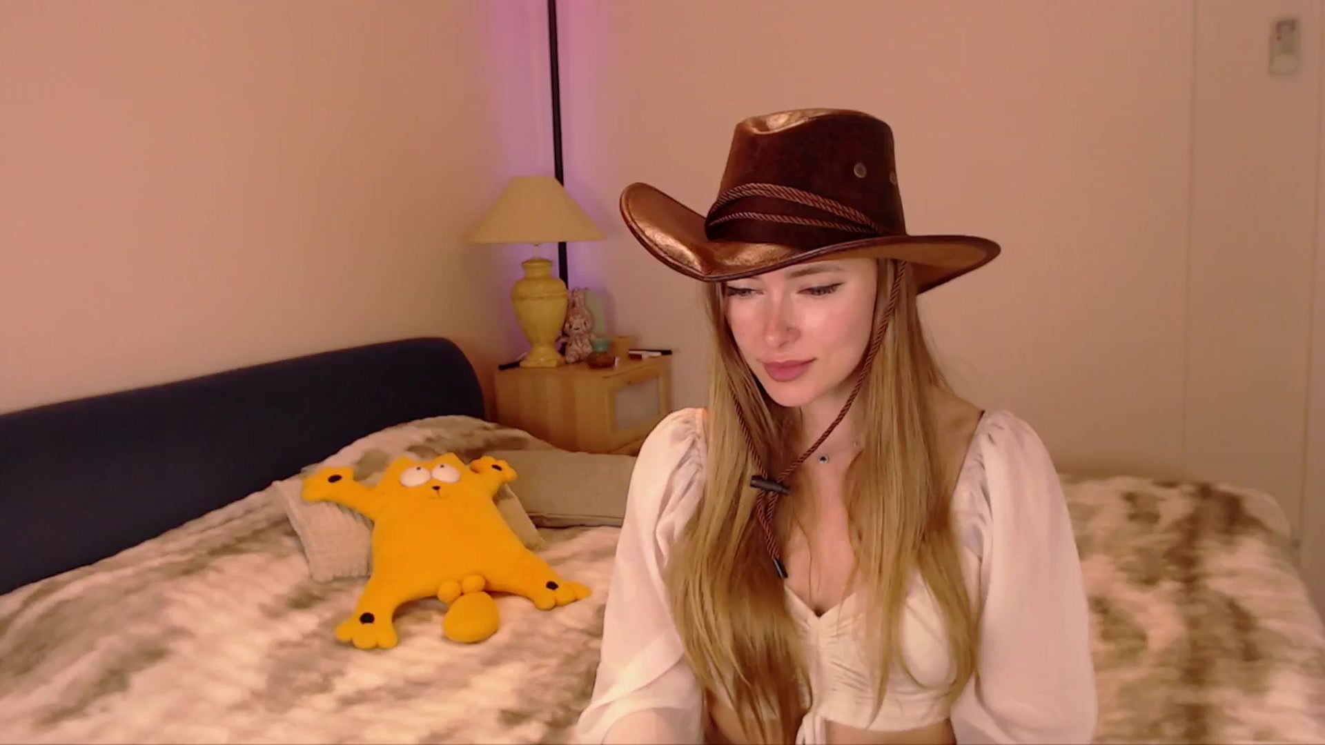 Gallery image thumbnail from SimonsWife's myfreecams stream on, 02/19/2026, 16:40 image 14 of 20