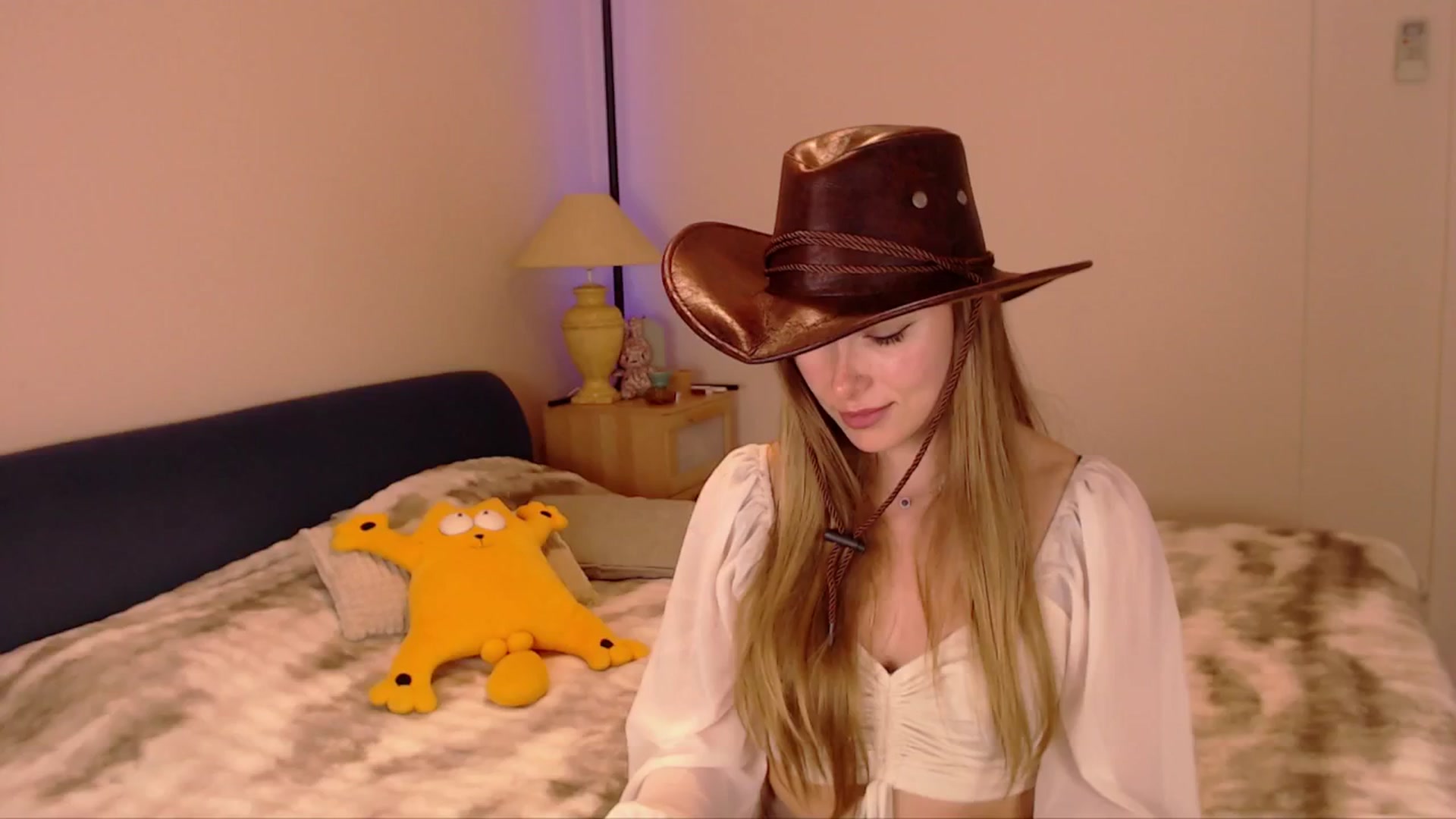Gallery image thumbnail from SimonsWife's myfreecams stream on, 02/19/2026, 16:40 image 16 of 20