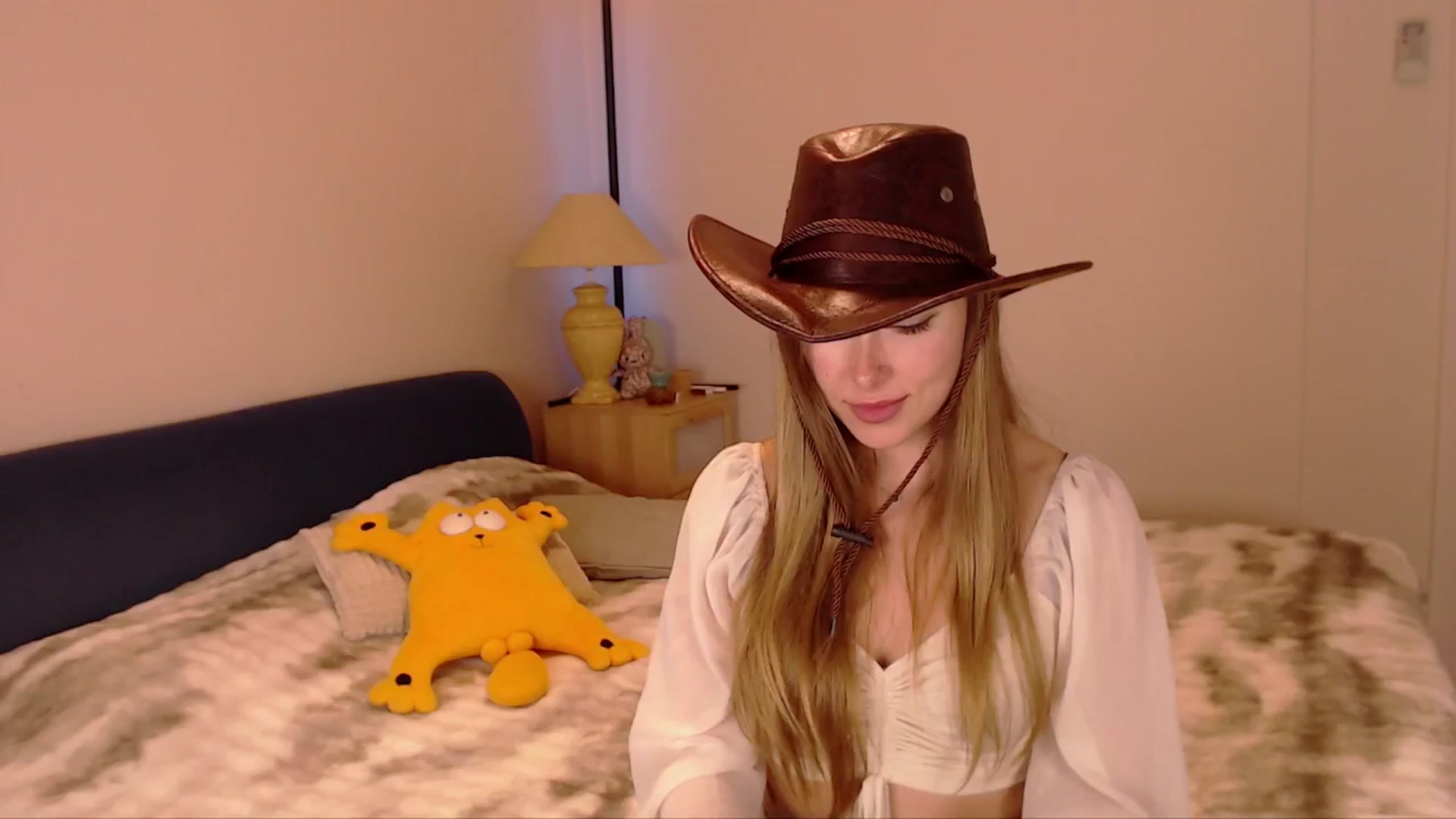 Gallery image thumbnail from SimonsWife's myfreecams stream on, 02/19/2026, 16:40 image 17 of 20