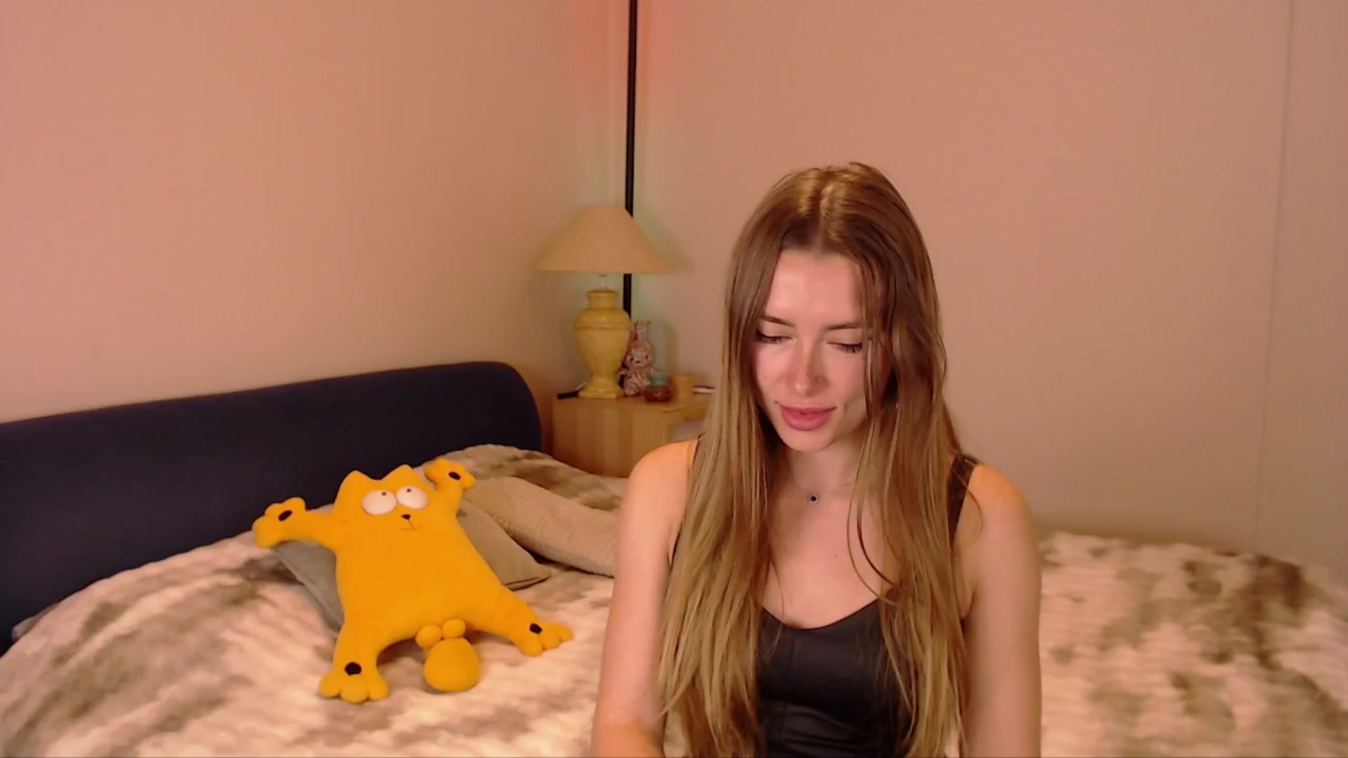 Gallery image thumbnail from SimonsWife's myfreecams stream on, 02/23/2026, 17:03 image 13 of 20