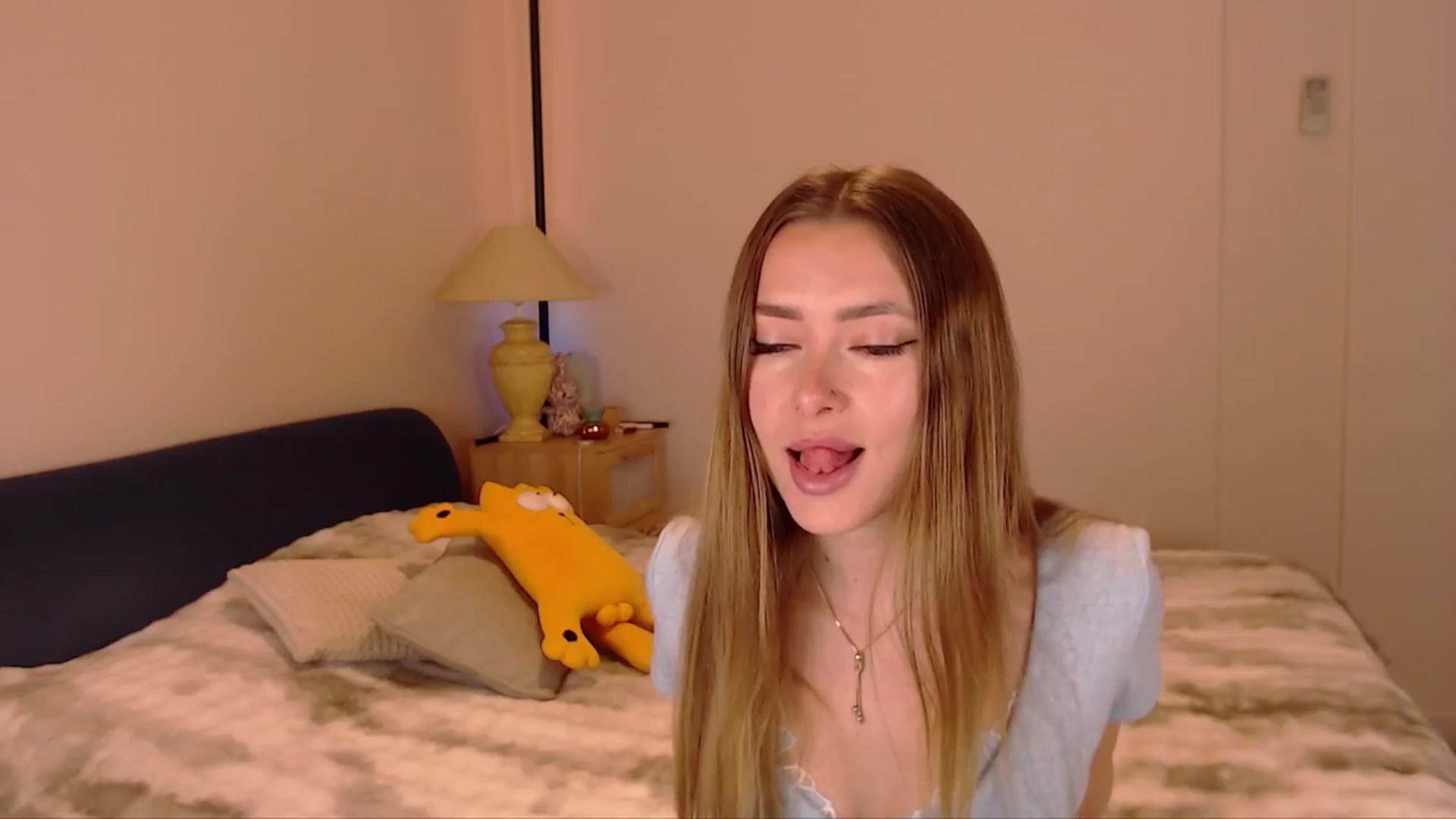 Gallery image thumbnail from SimonsWife's myfreecams stream on, 03/19/2026, 12:23 image 15 of 20