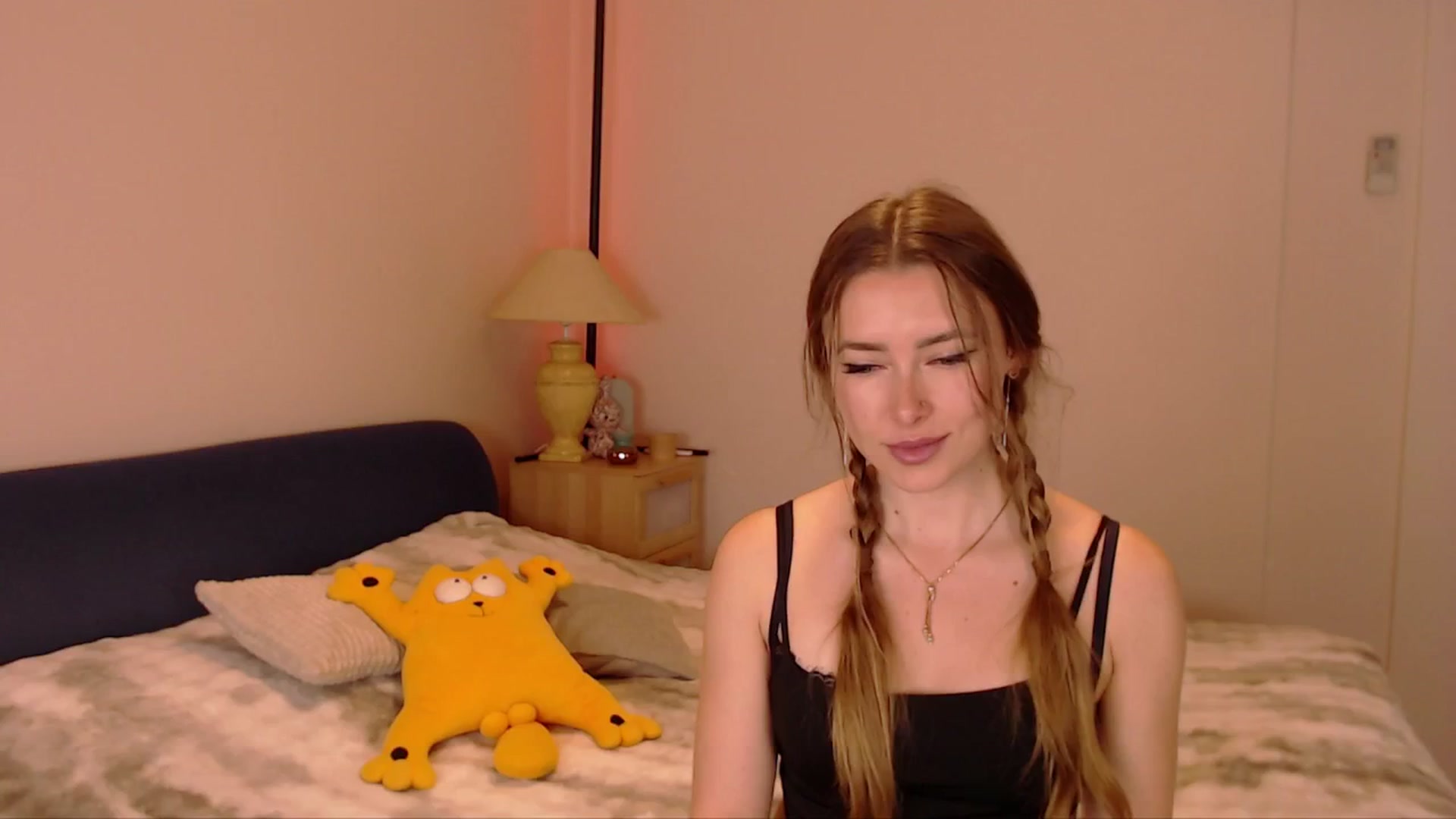 Gallery image thumbnail from SimonsWife's myfreecams stream on, 03/22/2026, 15:19 image 5 of 20