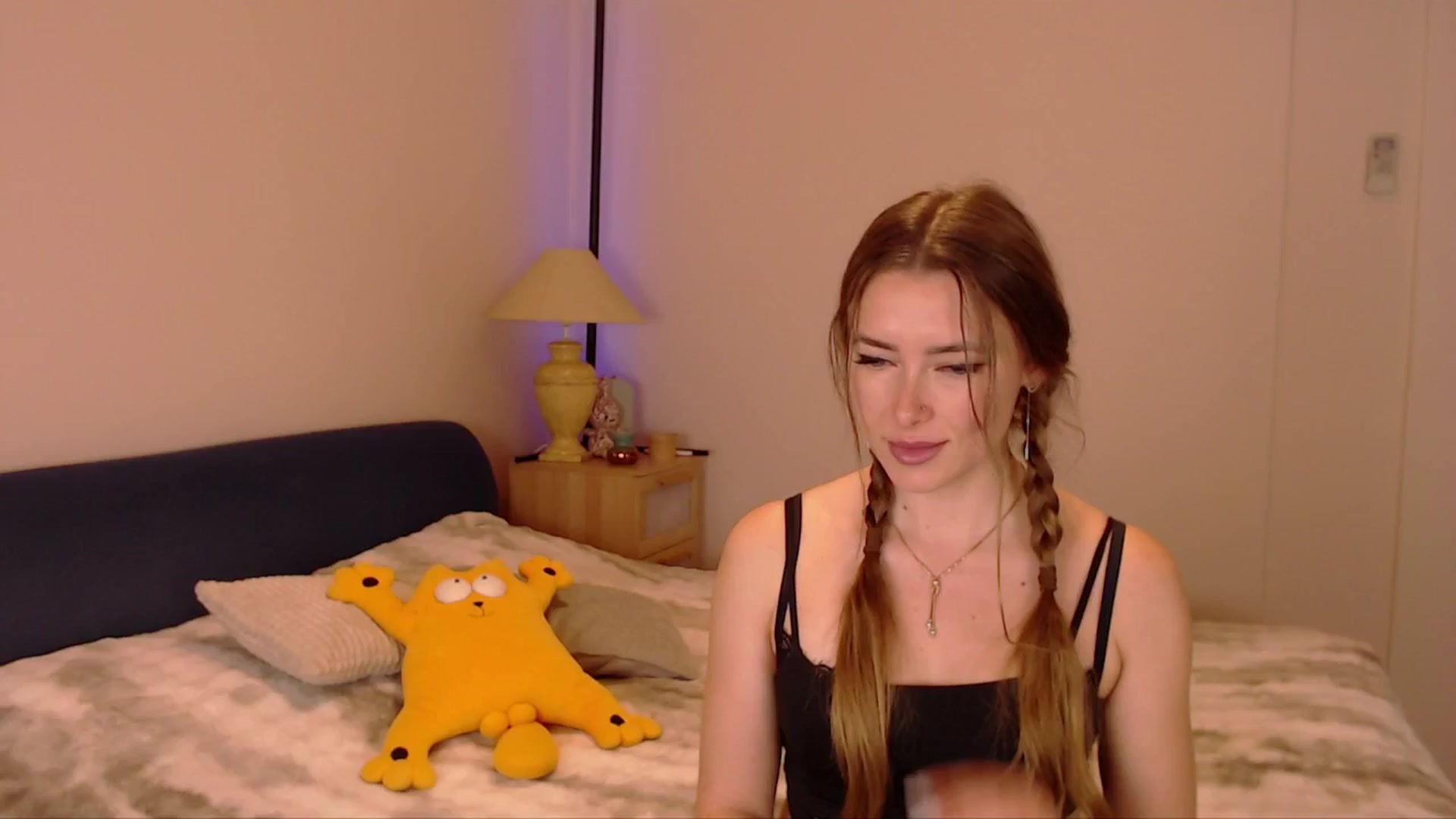 Gallery image thumbnail from SimonsWife's myfreecams stream on, 03/22/2026, 15:19 image 15 of 20