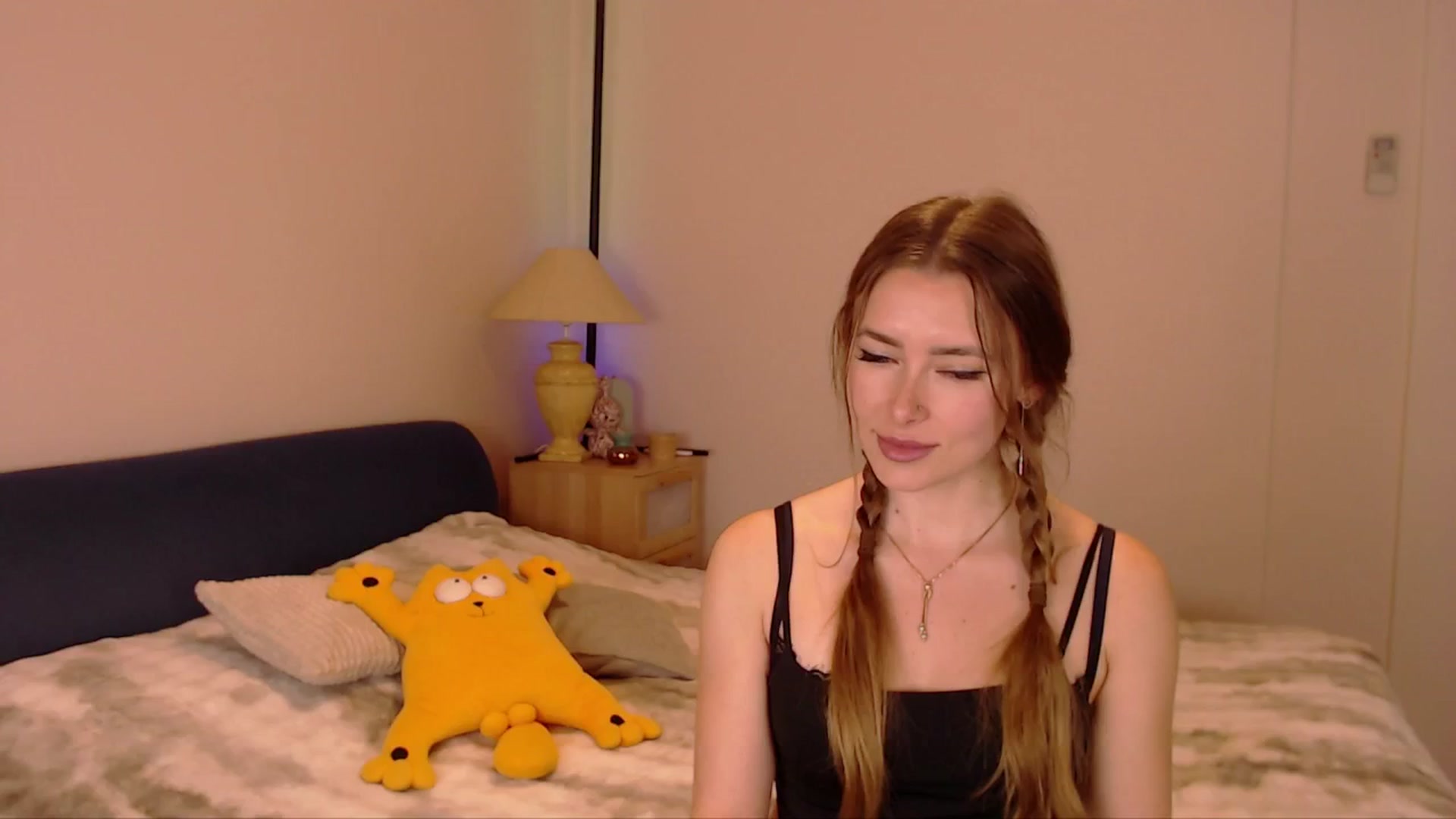 Gallery image thumbnail from SimonsWife's myfreecams stream on, 03/22/2026, 15:19 image 12 of 20