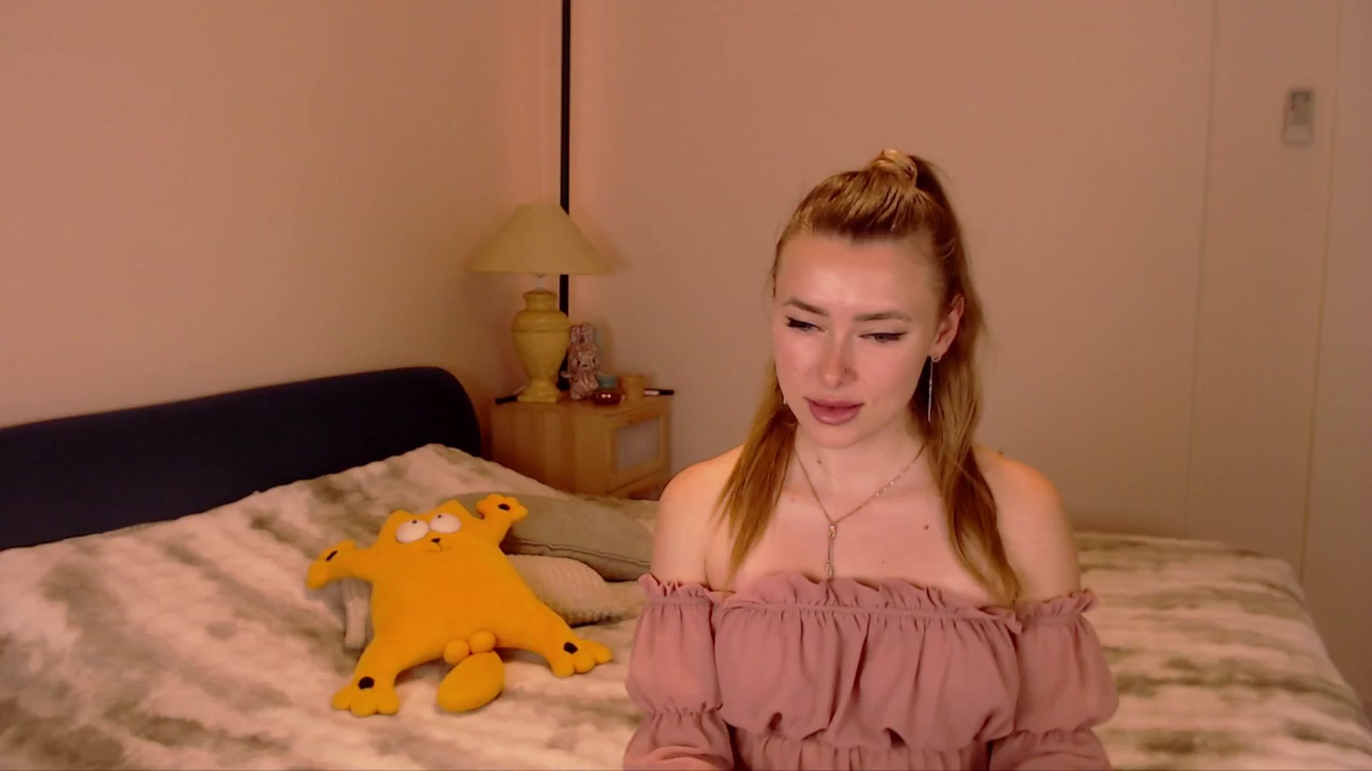 Gallery image thumbnail from SimonsWife's myfreecams stream on, 03/23/2026, 15:48 image 17 of 20
