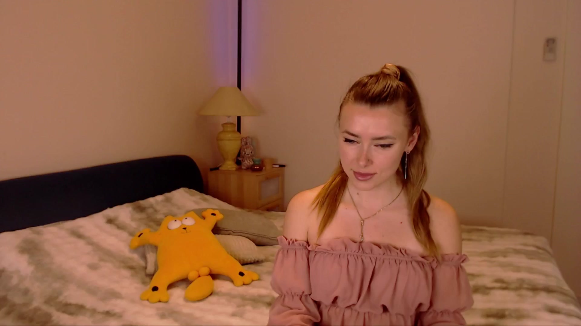 Gallery image thumbnail from SimonsWife's myfreecams stream on, 03/23/2026, 15:48 image 13 of 20