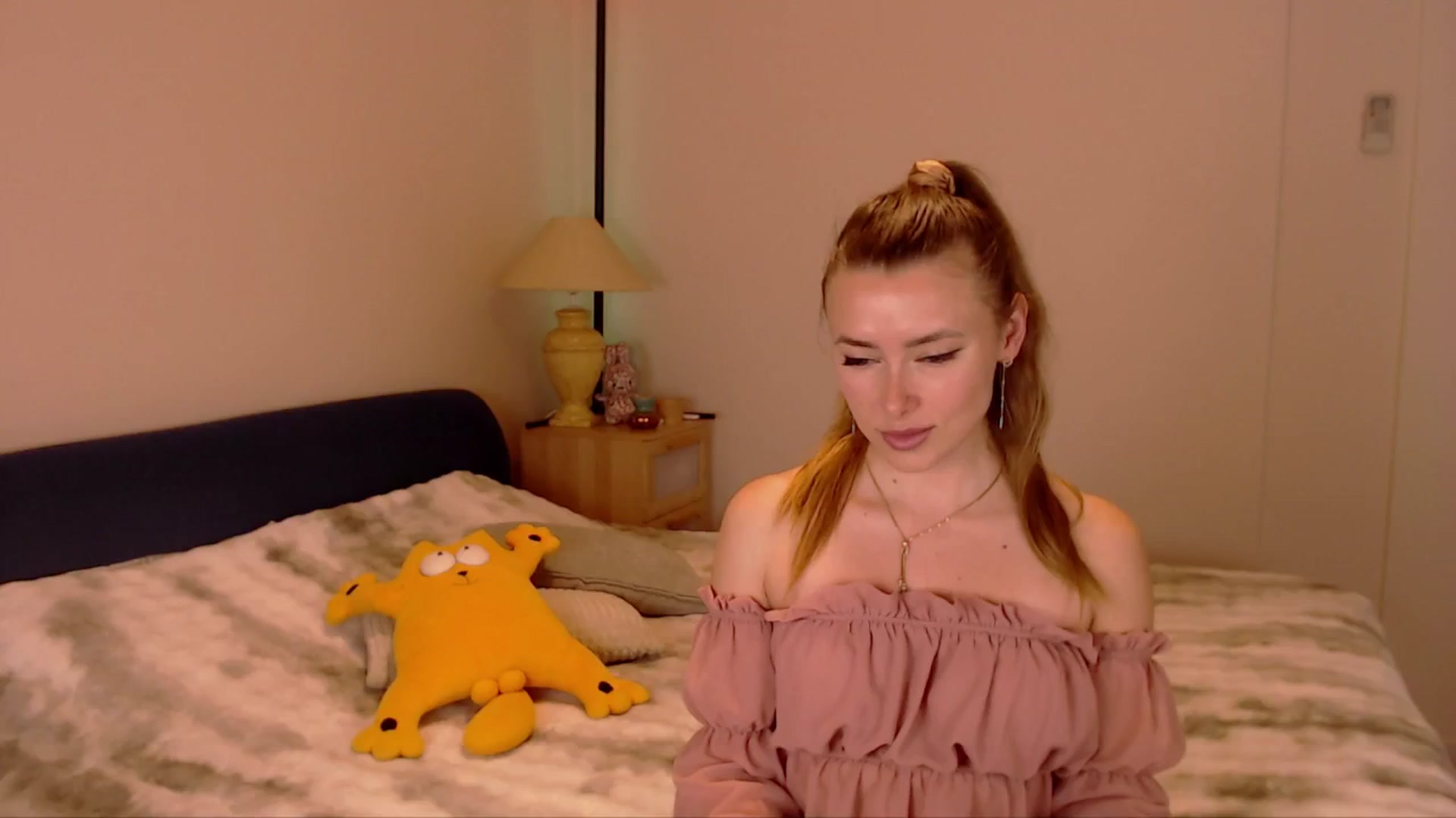 Gallery image thumbnail from SimonsWife's myfreecams stream on, 03/23/2026, 15:48 image 14 of 20