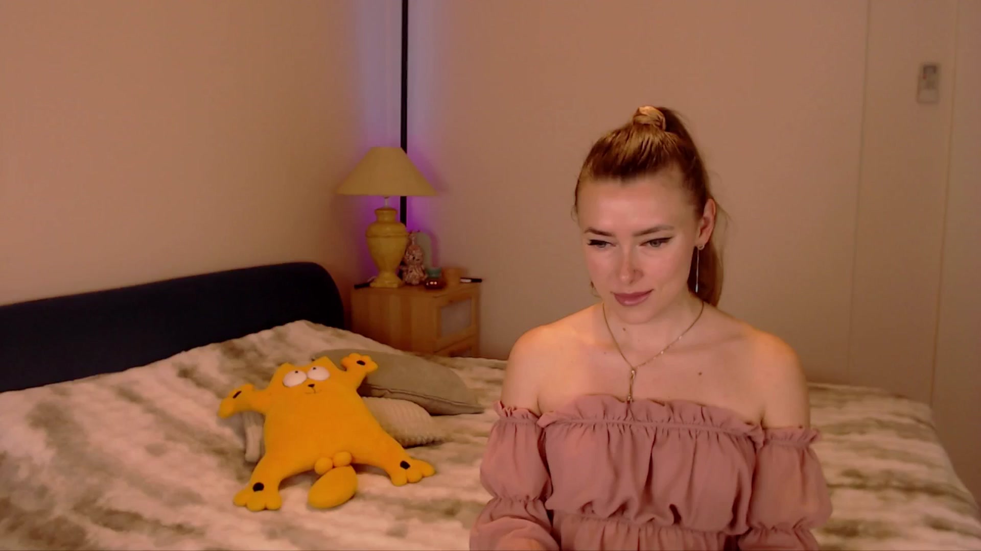 Gallery image thumbnail from SimonsWife's myfreecams stream on, 03/23/2026, 15:48 image 3 of 20