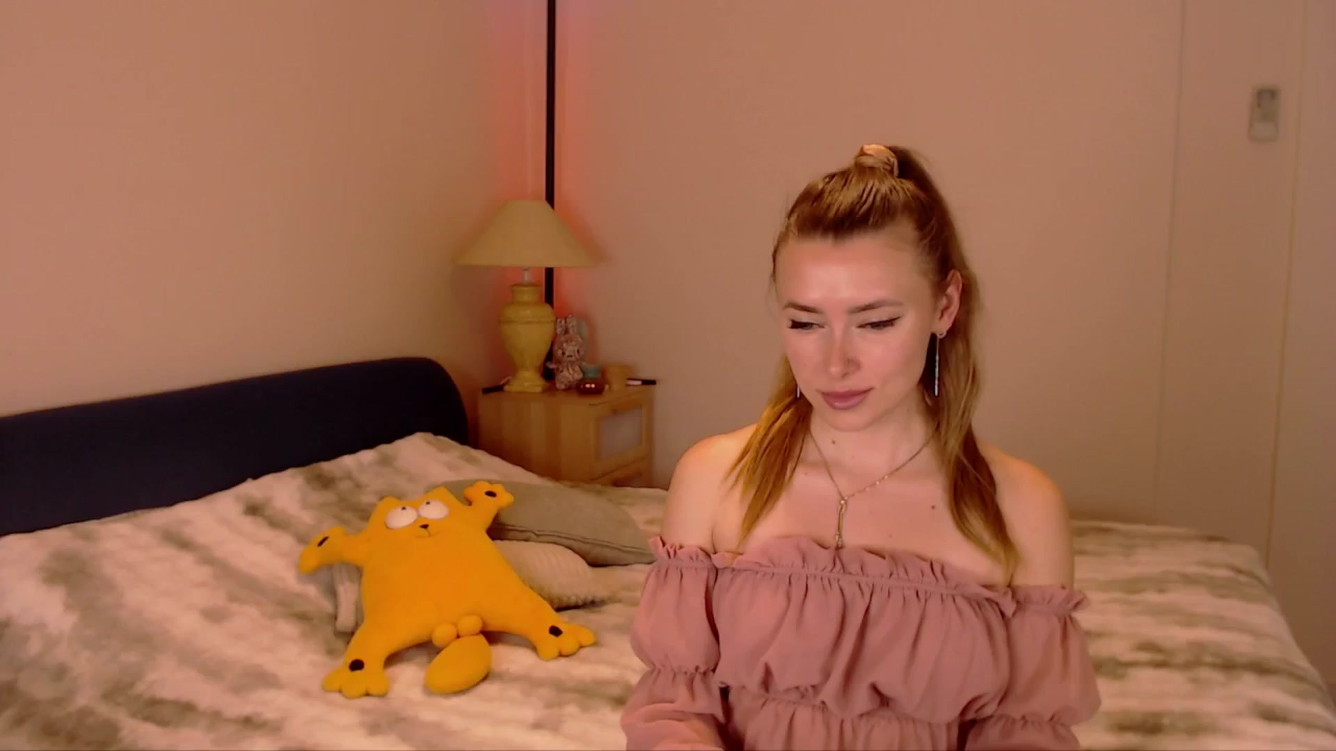 Gallery image thumbnail from SimonsWife's myfreecams stream on, 03/23/2026, 15:48 image 19 of 20
