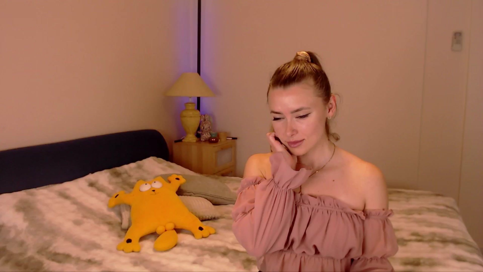 Gallery image thumbnail from SimonsWife's myfreecams stream on, 03/23/2026, 15:48 image 9 of 20