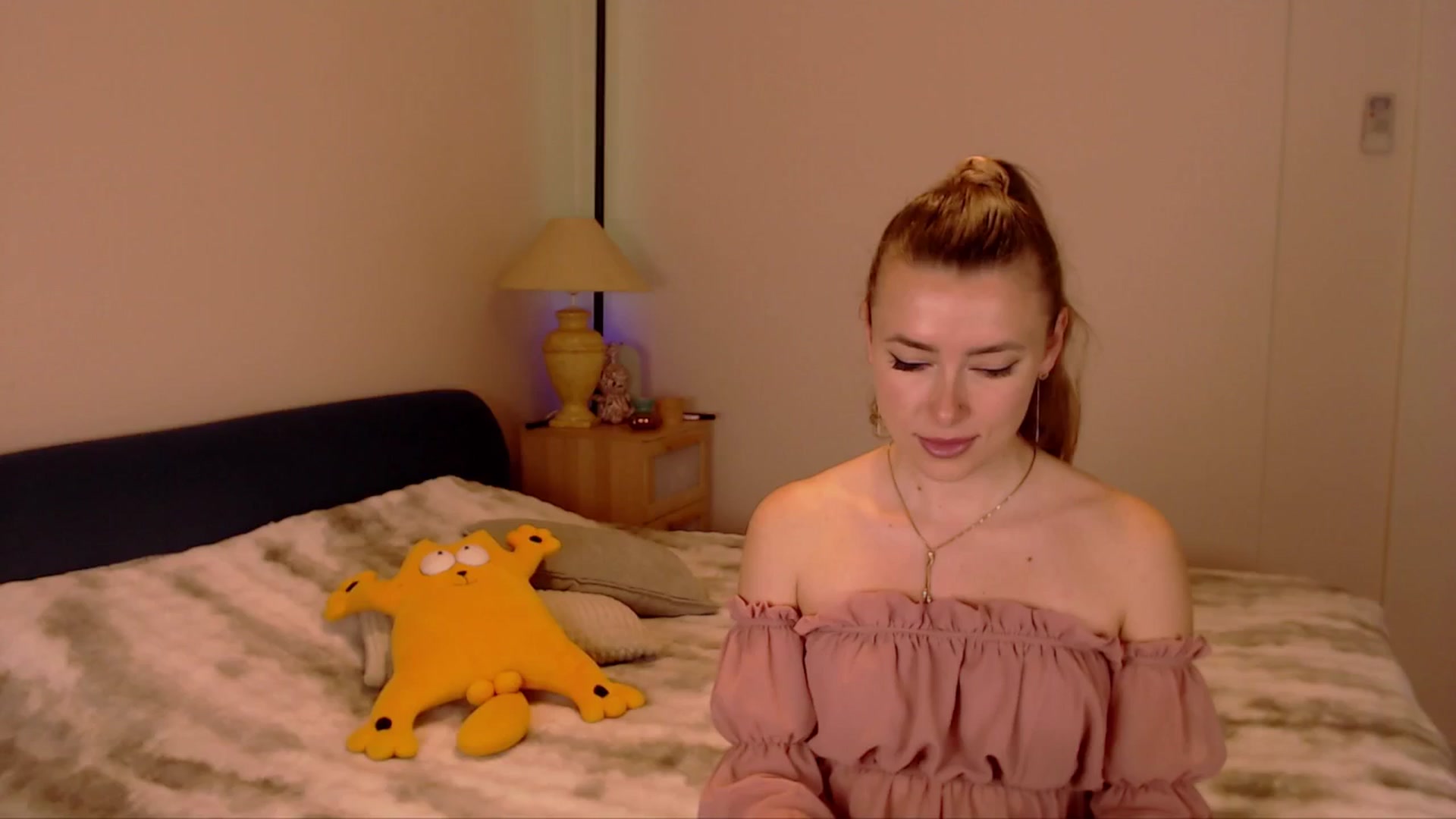 Gallery image thumbnail from SimonsWife's myfreecams stream on, 03/23/2026, 15:48 image 5 of 20