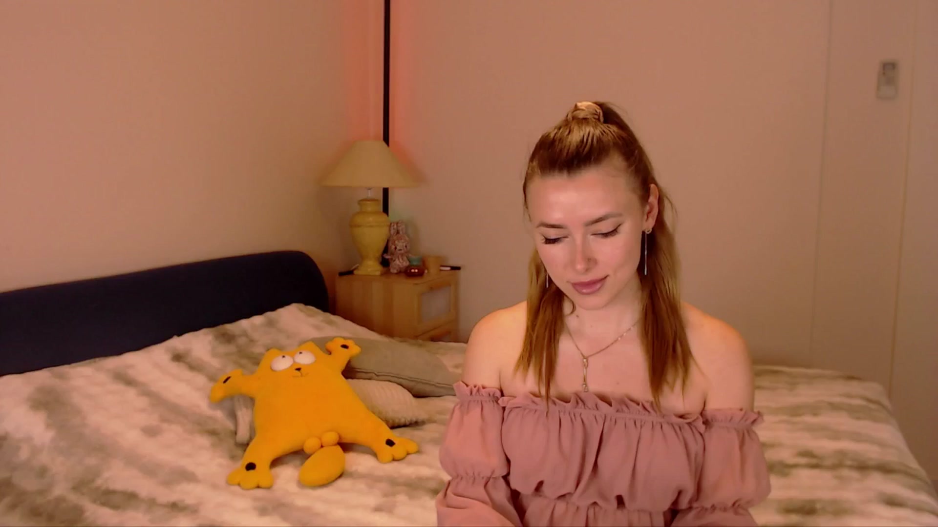 Gallery image thumbnail from SimonsWife's myfreecams stream on, 03/23/2026, 15:48 image 10 of 20
