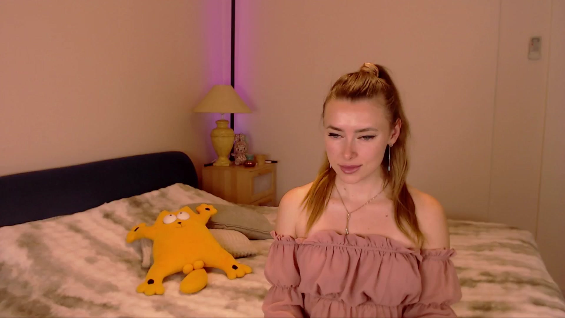 Gallery image thumbnail from SimonsWife's myfreecams stream on, 03/23/2026, 15:48 image 20 of 20