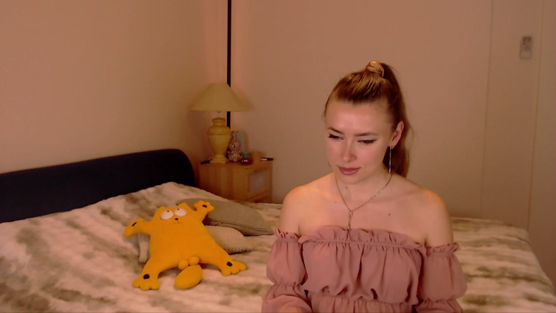Gallery image thumbnail from SimonsWife's myfreecams stream on, 03/23/2026, 15:48 image 4 of 20