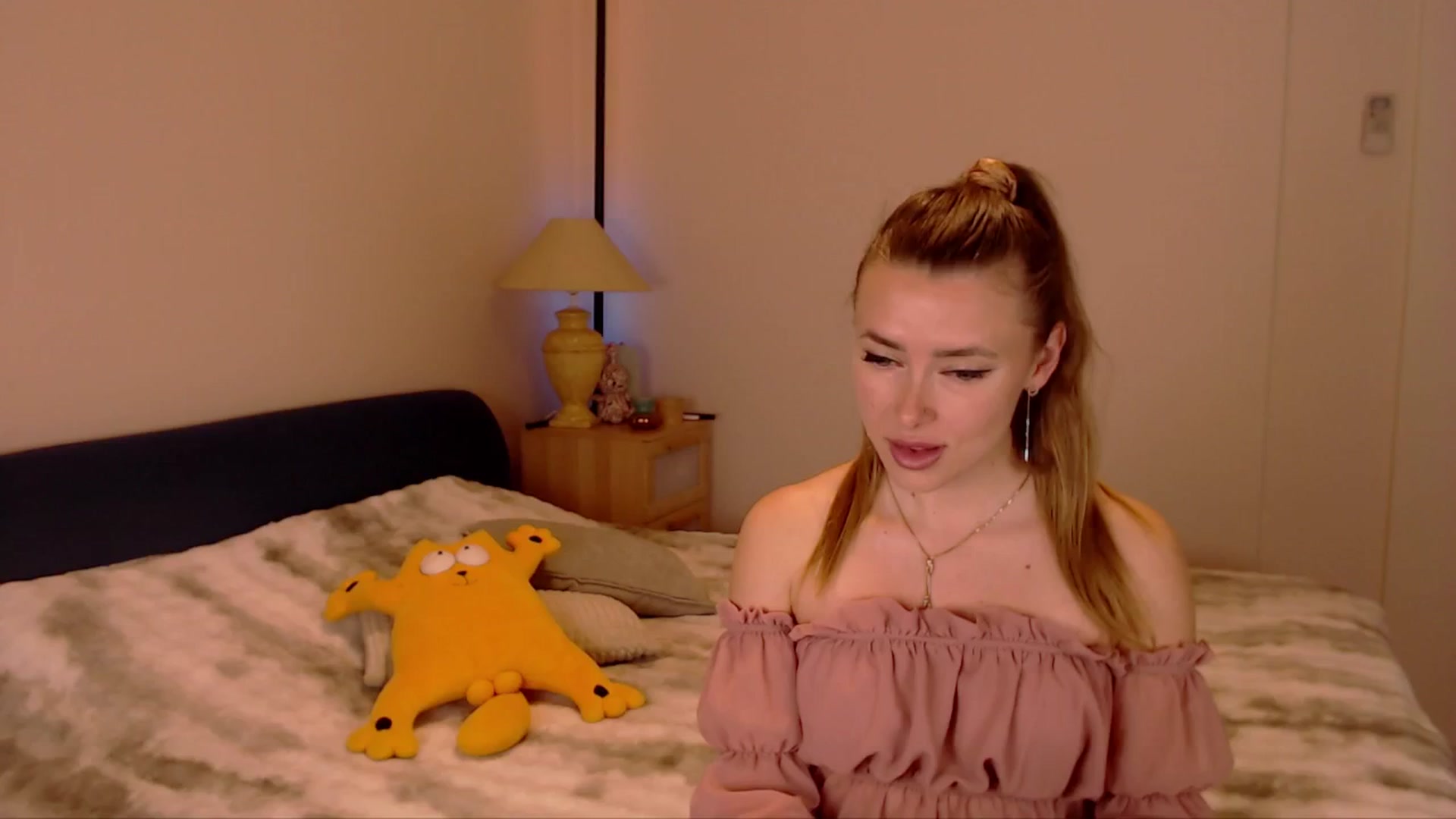 Gallery image thumbnail from SimonsWife's myfreecams stream on, 03/23/2026, 15:48 image 8 of 20