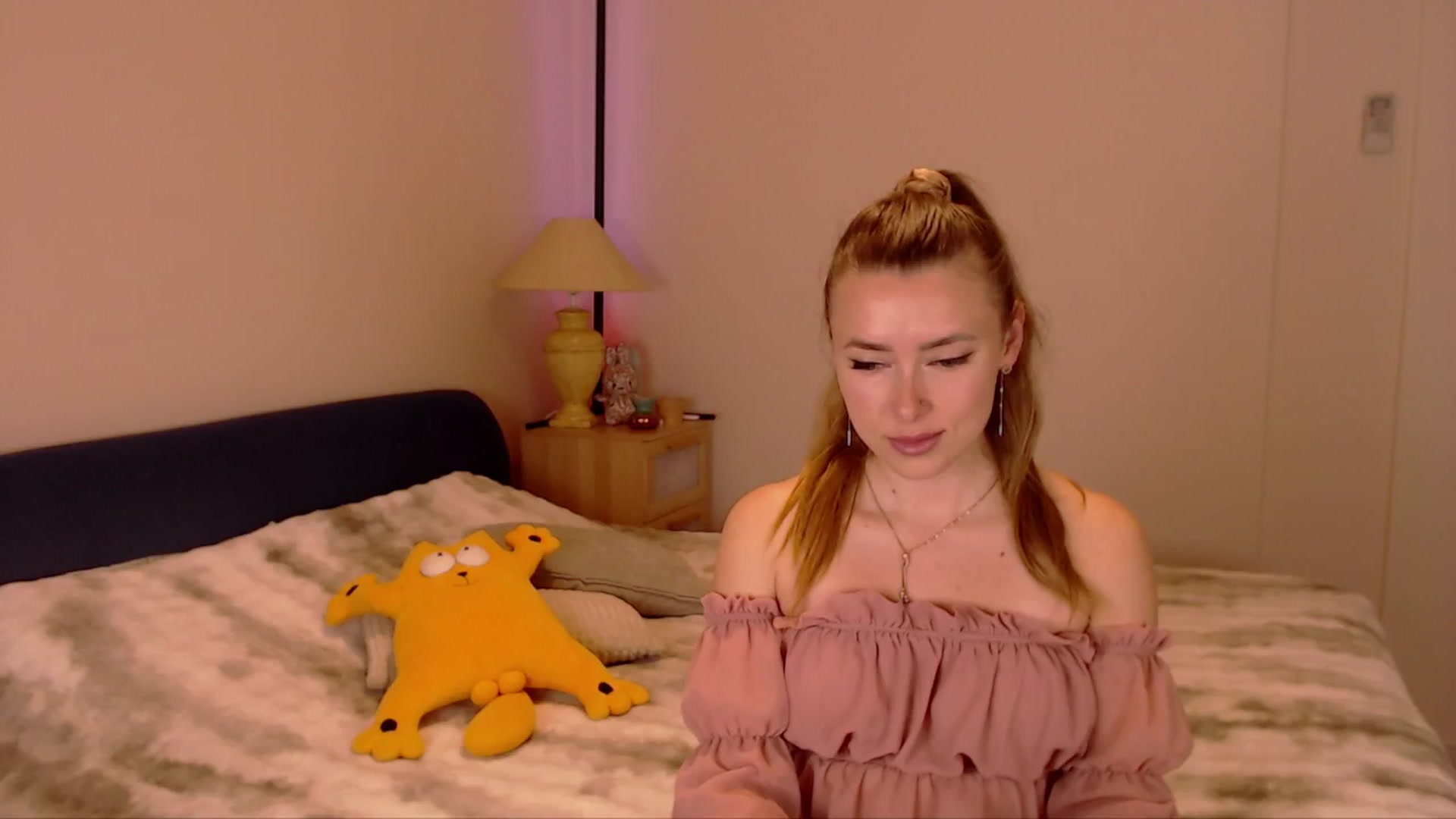 Gallery image thumbnail from SimonsWife's myfreecams stream on, 03/23/2026, 15:48 image 15 of 20