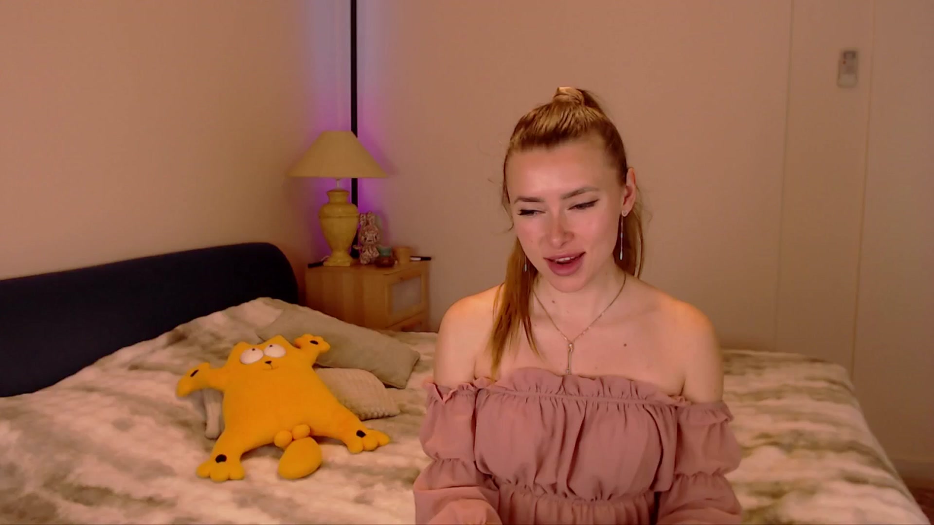 Gallery image thumbnail from SimonsWife's myfreecams stream on, 03/23/2026, 17:47 image 18 of 20