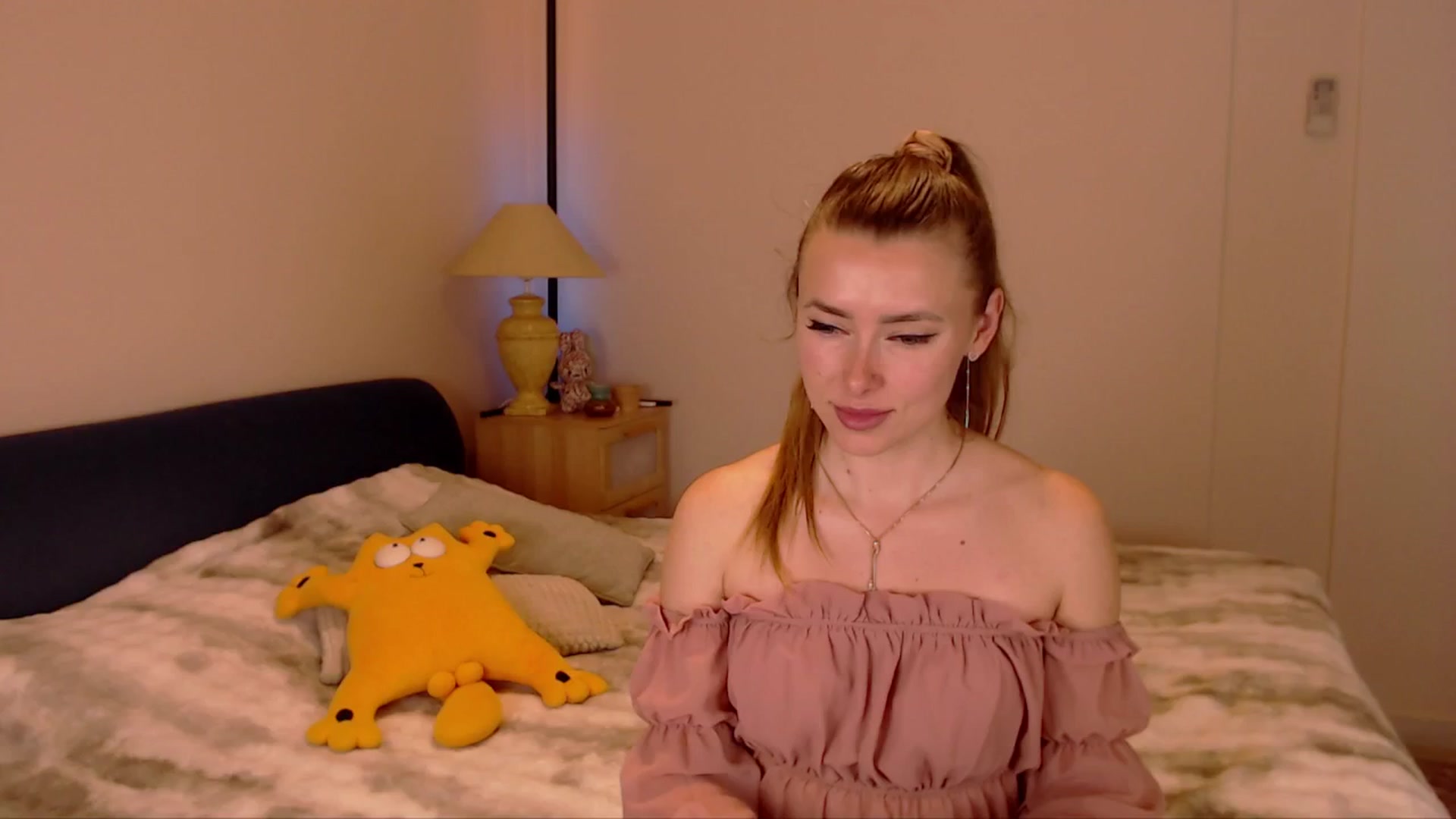 Gallery image thumbnail from SimonsWife's myfreecams stream on, 03/23/2026, 17:47 image 14 of 20