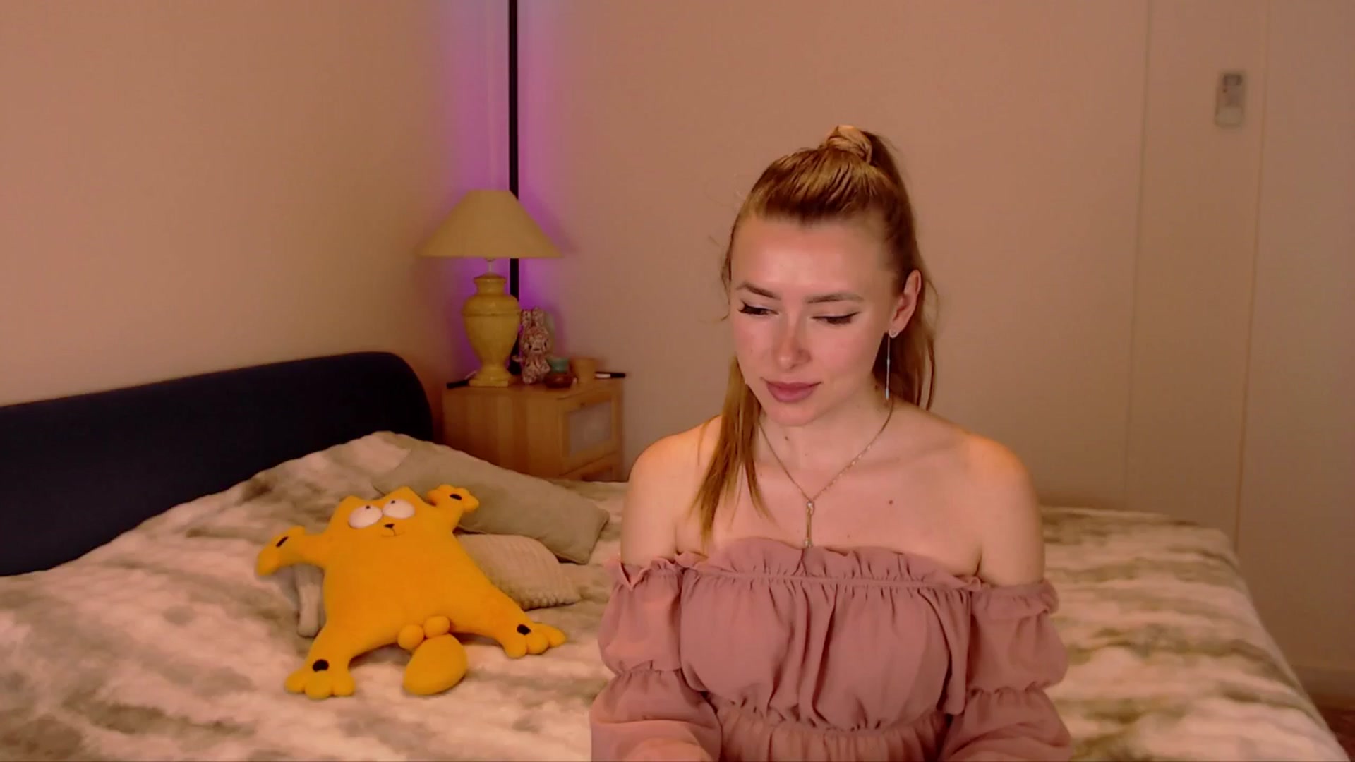 Gallery image thumbnail from SimonsWife's myfreecams stream on, 03/23/2026, 17:47 image 19 of 20