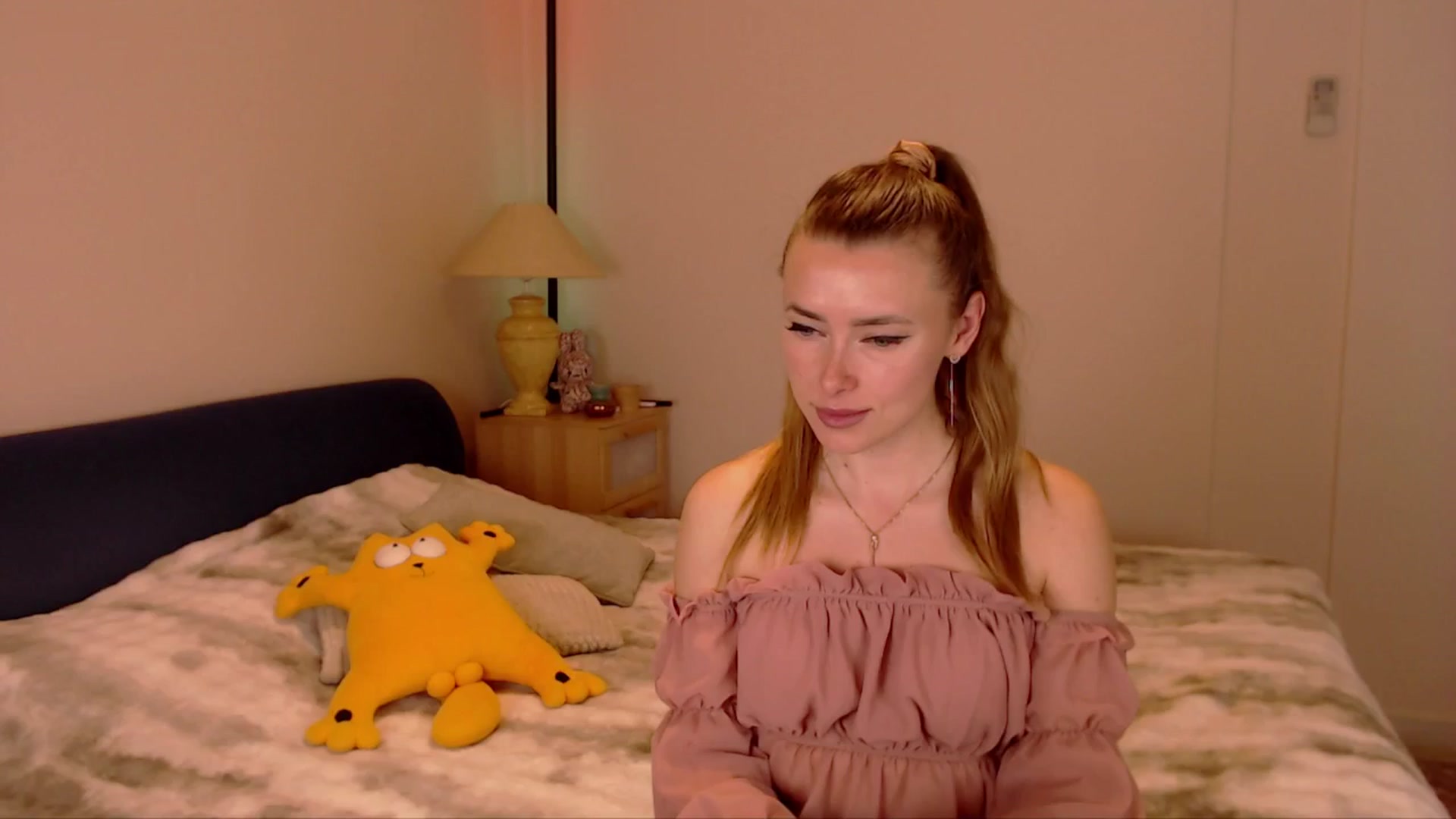Gallery image thumbnail from SimonsWife's myfreecams stream on, 03/23/2026, 17:47 image 2 of 20