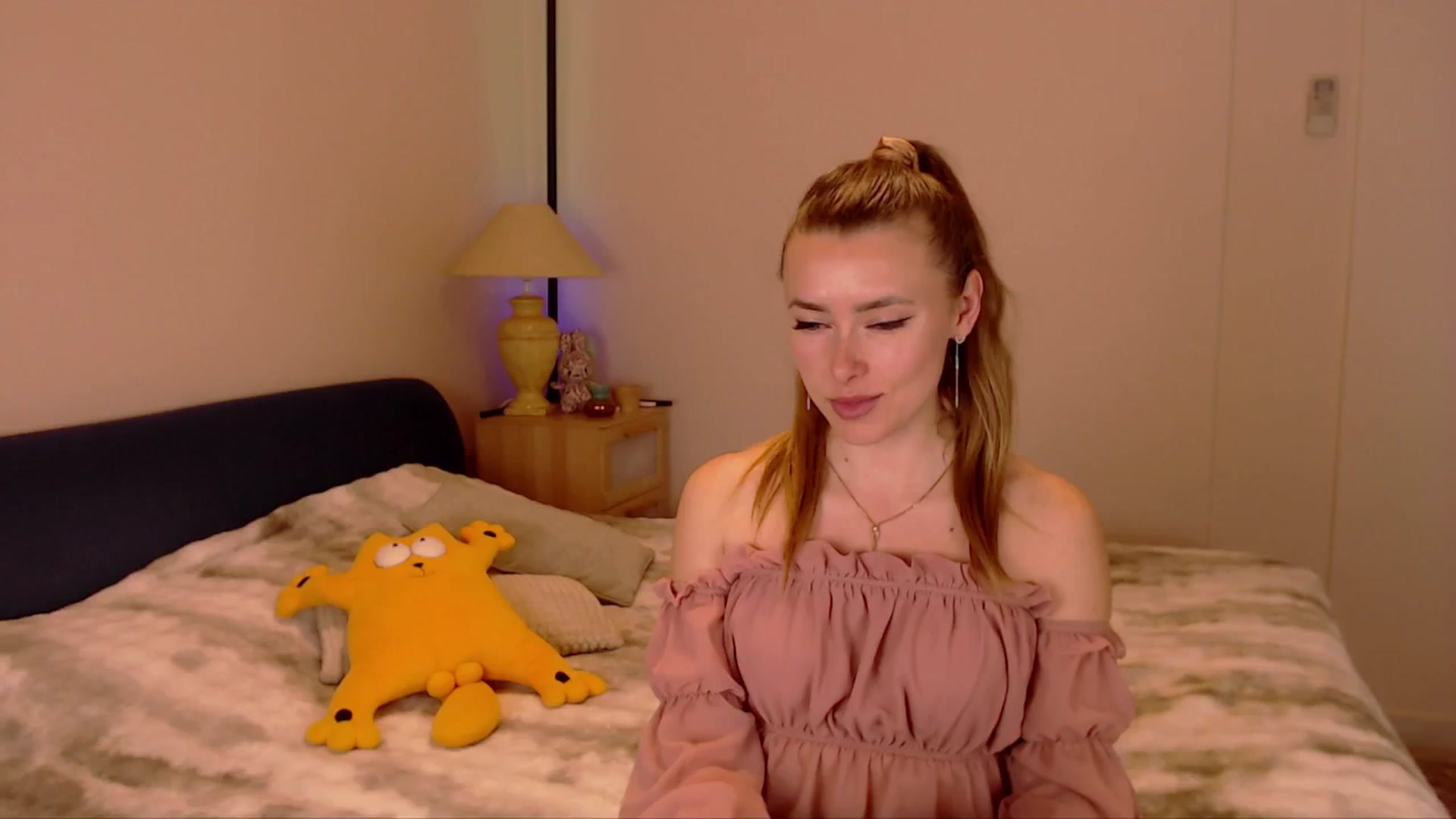 Gallery image thumbnail from SimonsWife's myfreecams stream on, 03/23/2026, 17:47 image 5 of 20
