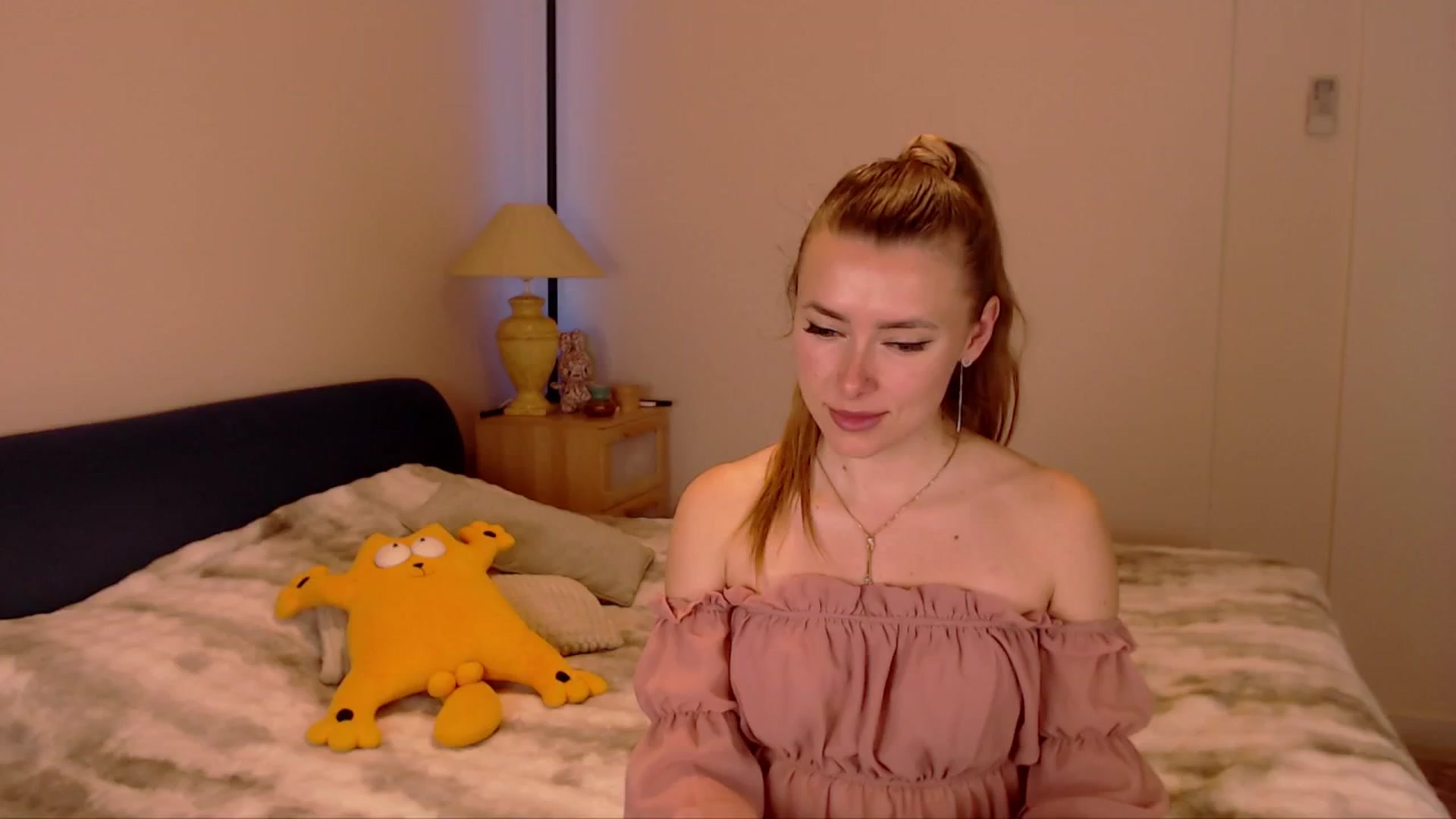 Gallery image thumbnail from SimonsWife's myfreecams stream on, 03/23/2026, 17:47 image 16 of 20