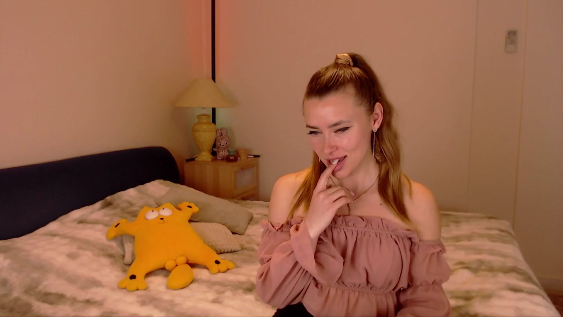 Gallery image thumbnail from SimonsWife's myfreecams stream on, 03/23/2026, 17:47 image 1 of 20