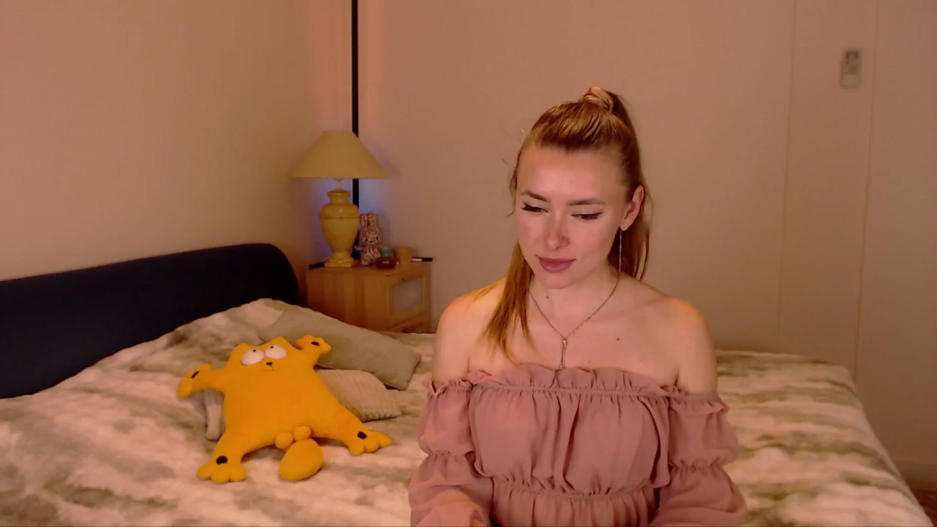 Gallery image thumbnail from SimonsWife's myfreecams stream on, 03/23/2026, 17:47 image 13 of 20