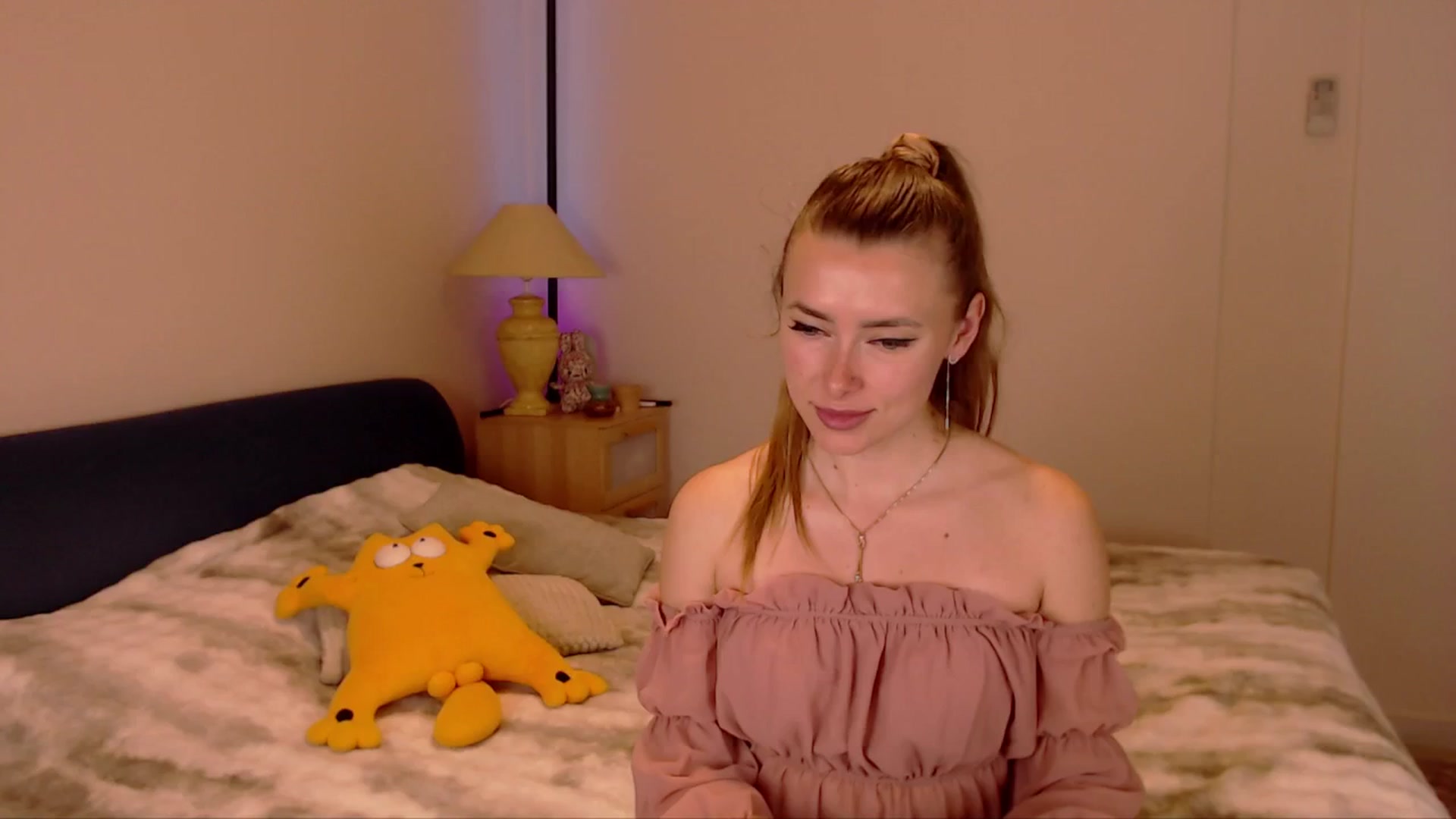 Gallery image thumbnail from SimonsWife's myfreecams stream on, 03/23/2026, 17:47 image 17 of 20